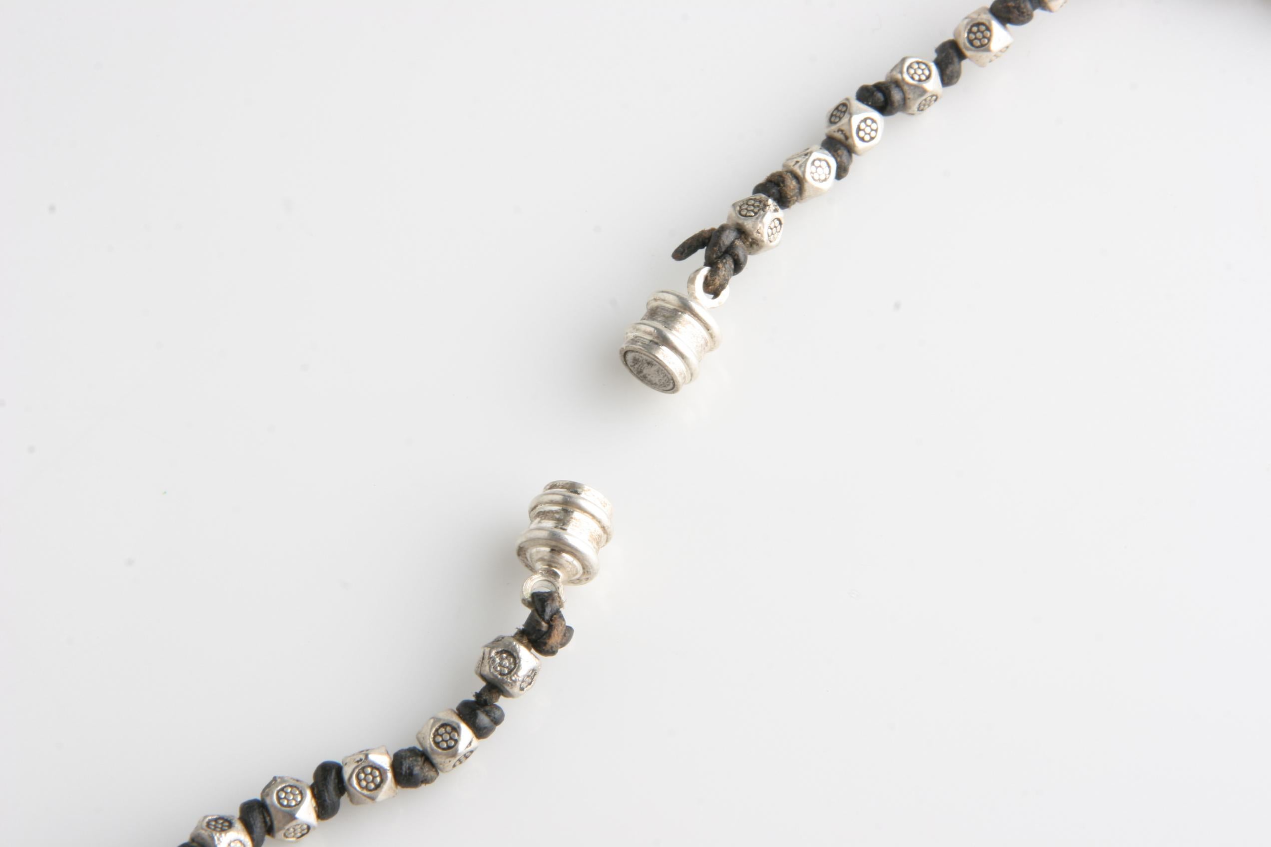 Incredibile collana di fili di pelle con perline d'argento e chiusura magnetica, 46 pollici In condizioni buone in vendita a Van Nuys, CA