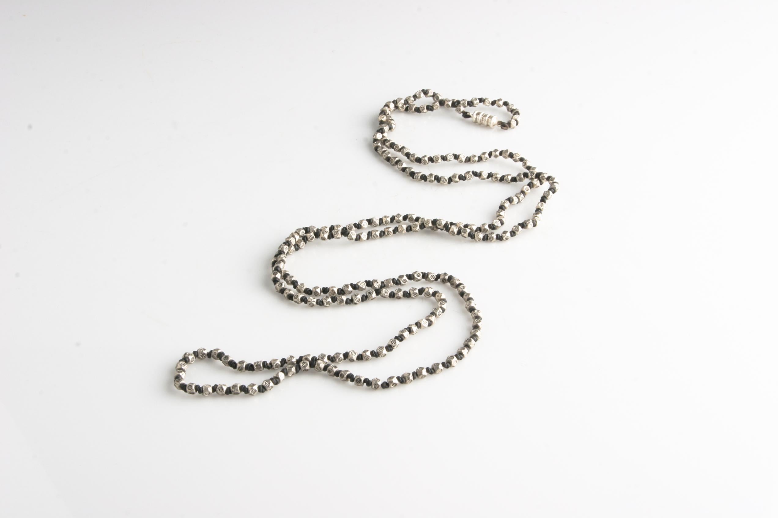 da uomo o donna Incredibile collana di fili di pelle con perline d'argento e chiusura magnetica, 46 pollici in vendita