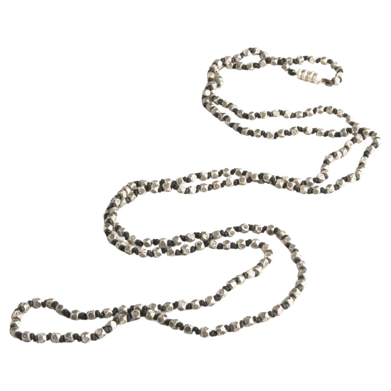 Incredibile collana di fili di pelle con perline d'argento e chiusura magnetica, 46 pollici in vendita