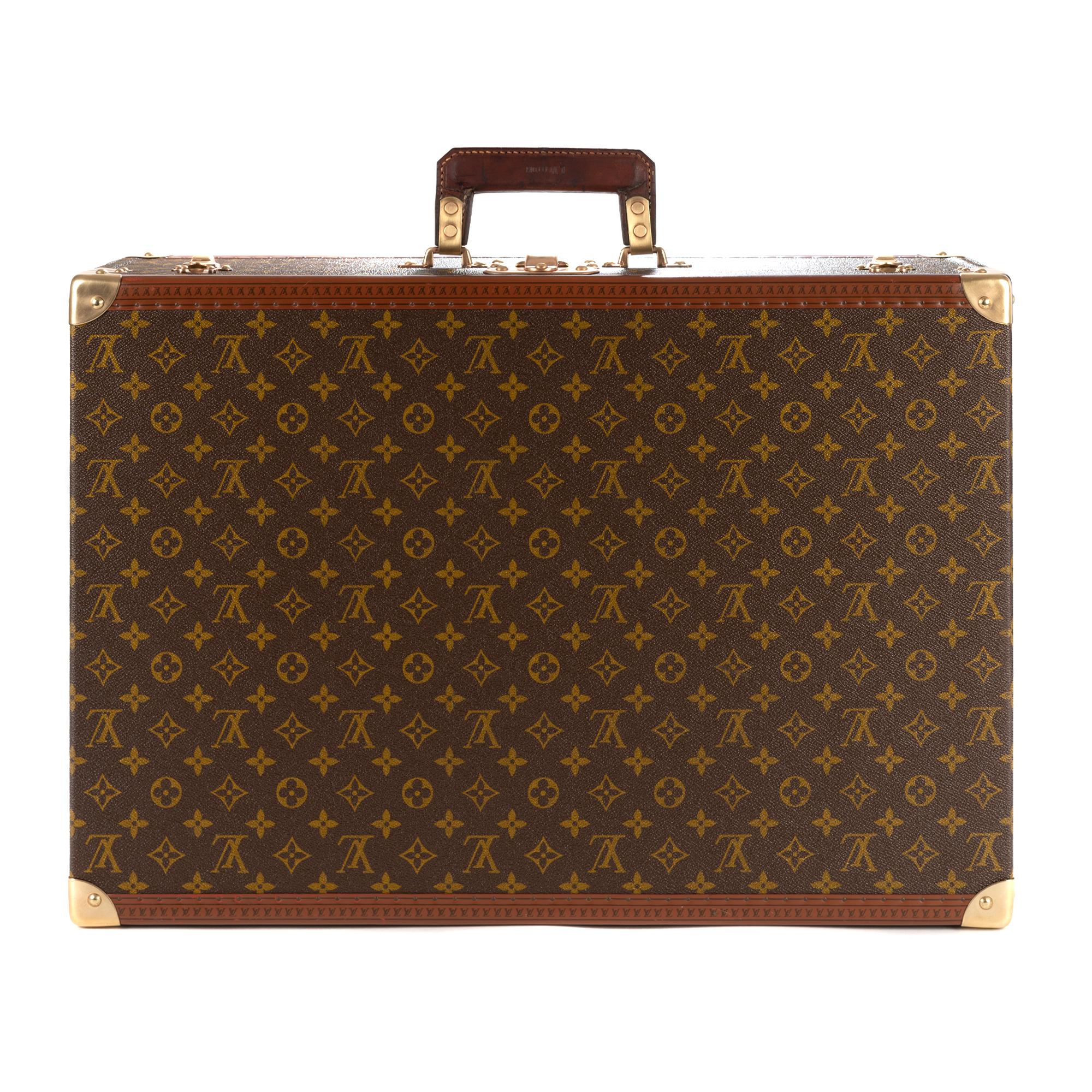 Louis Vuitton Bisten 60 hard case in brown monogram canvas and natural leather, brass trim, natural leather handle allowing a handheld.

Brass lock closure.
Inner lining in beige vuittonite, two straps to hold clothes.
Signature: 