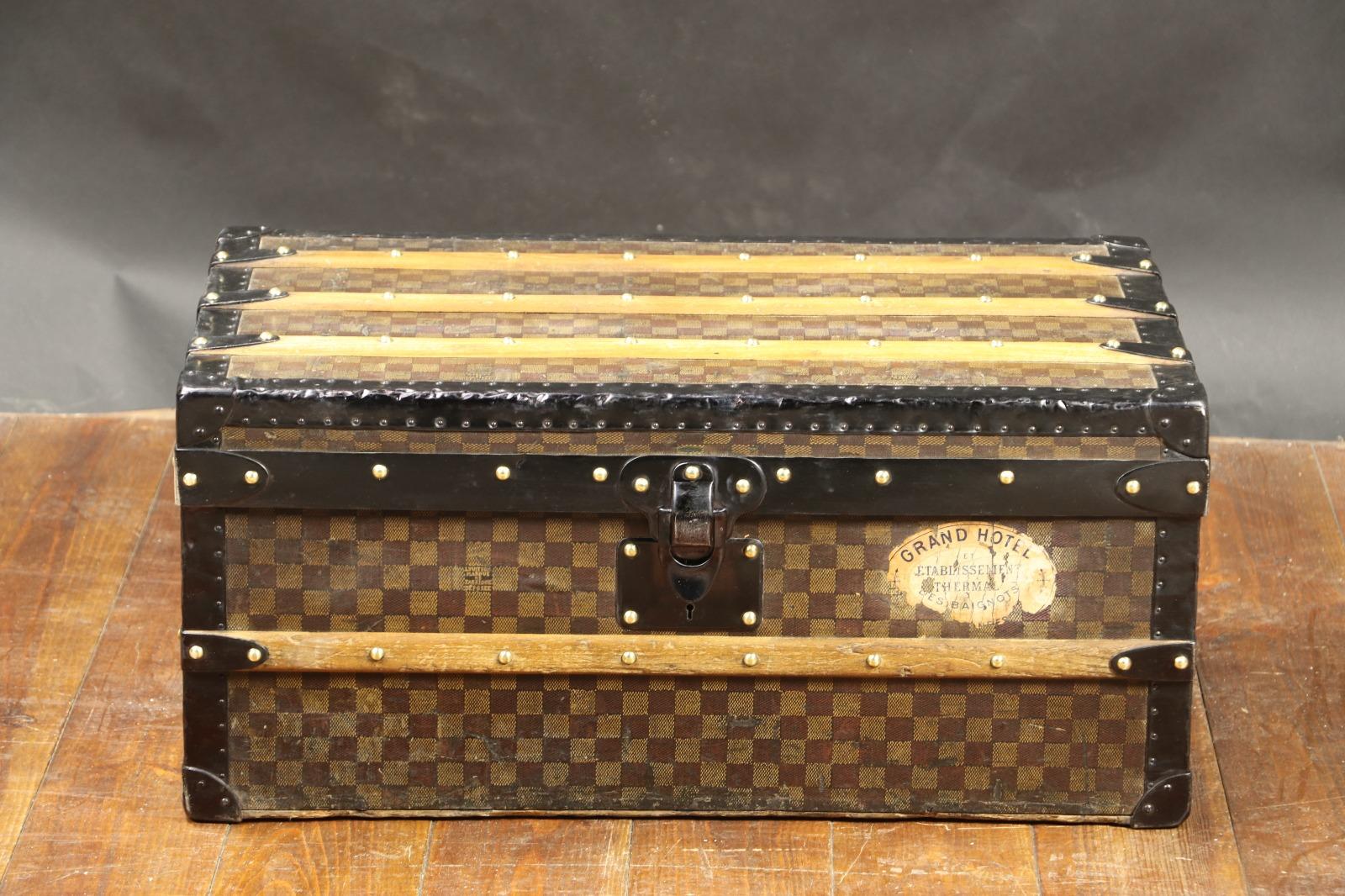LOUIS VUITTON,
Stunning Trunk Louis Vuitton cabin with canvas checkerboard stencil.
With a throat lock.
Original white canvas interior, 1 drawer.
Collector’s item over 100 years old (about 1900 ).

Height: 32 cm – Width: 70 cm – Depth: 41 cm.

This