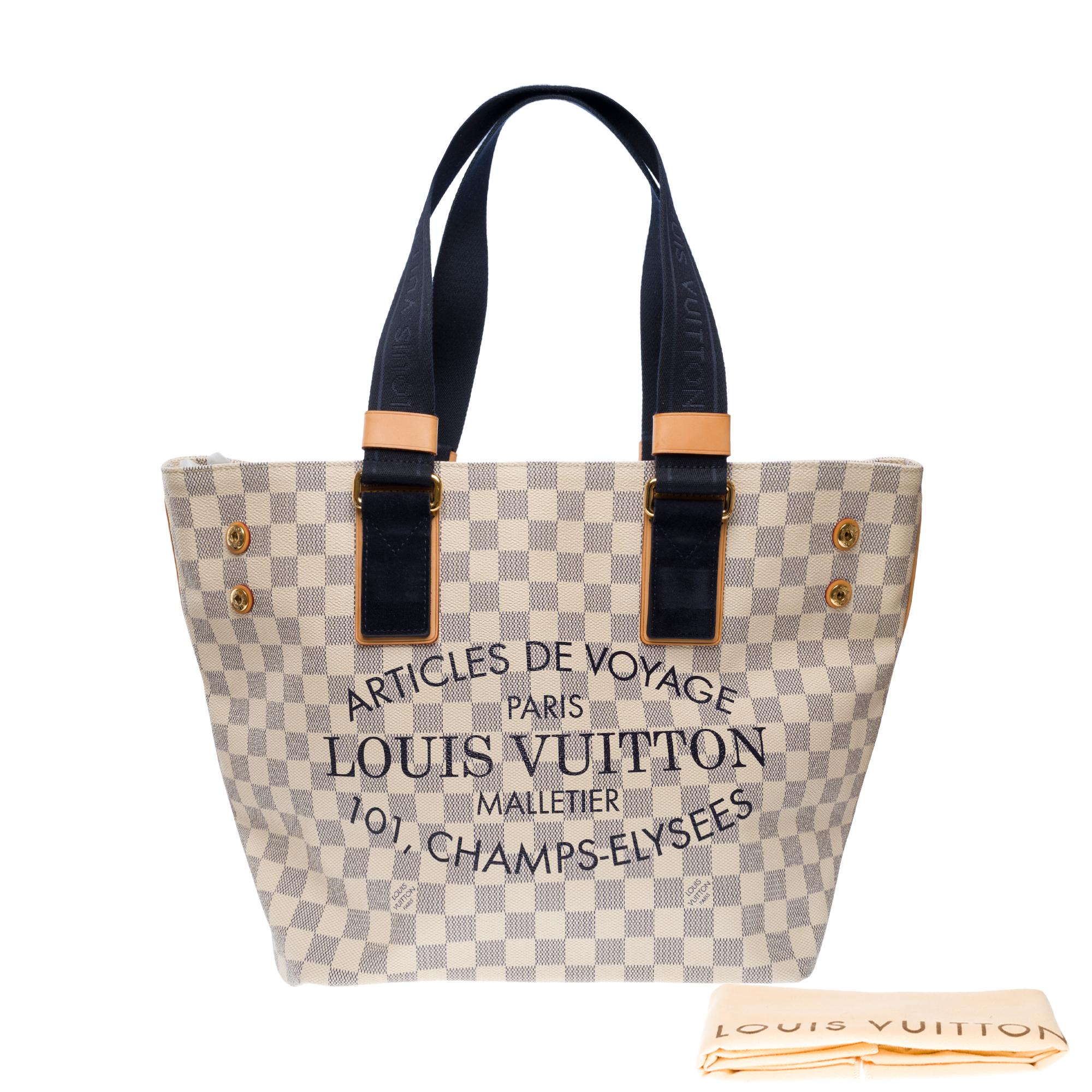Amazing Louis Vuitton tote bag in azur checkered canvas and natural leather, golden metal trim, yellow stitching, double handle in navy blue canvas for a hand or shoulder carry

Snap fastener
Inner lining in beige canvas, one zipped