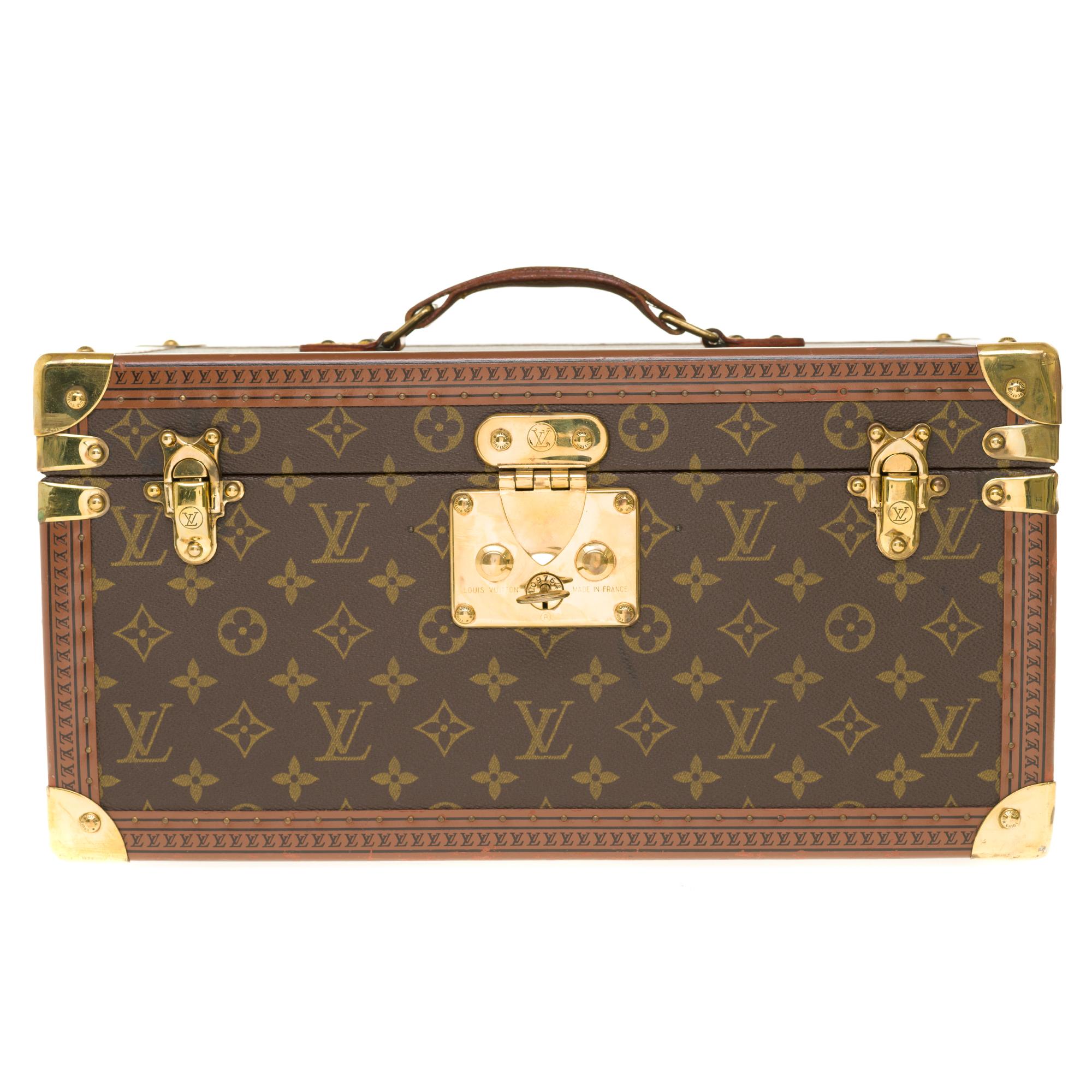 Vanity Case Louis Vuitton in brown monogram canvas and lozine, brass hardware, simple handle in natural leather allowing a handheld. 
Fastening by latches and lock closure.
Lining in beige vuittonite, 12 compartments by leather straps.
Dimensions: