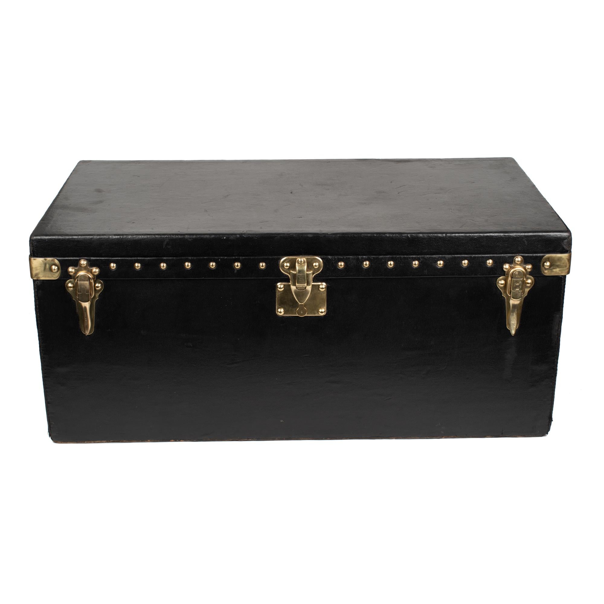 LOUIS VUITTON
Wooden trunk covered with black studded coated fabric.
Fittings made of brass.
Lock system and nails marked and monogrammed LOUIS VUITTON.
The interior of the trunk has been lined.
Curved rear shape marrying the car’s bulge.
Early 20th