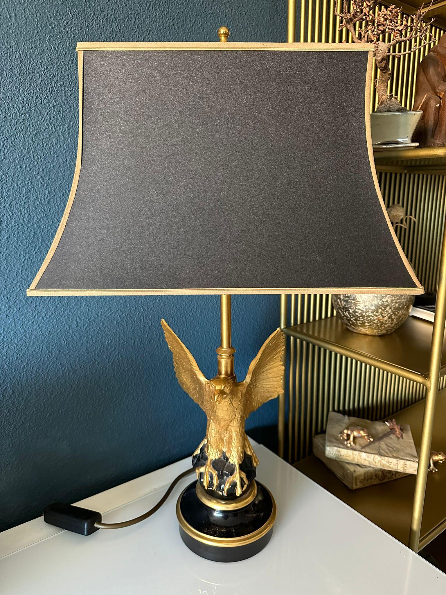 Maison Charles mood lamp, circa 1970, 20th century.
gilt brass barrel depicting an eagle on black lacquered circular base, pagoda-shaped lampshade, 3-bulb ignition, 
Measures: H: 75, W: 46, D: 75 cm
Good condition.