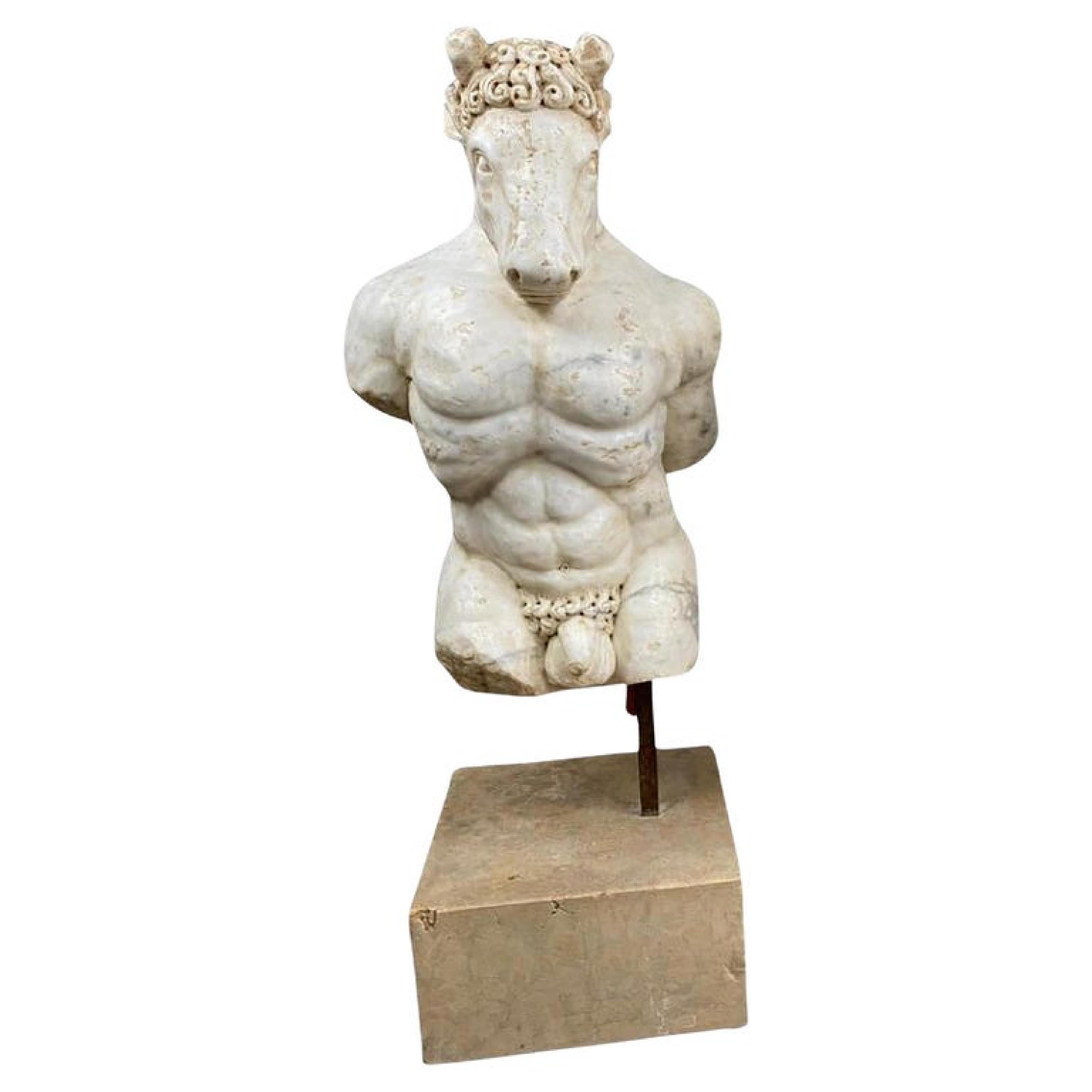 FIGURA DI MINOTAURO IN MARMO, XVII secolo
Stile barocco, Italia.

Marmo beige/grigio. Minotauro su base rettangolare 
