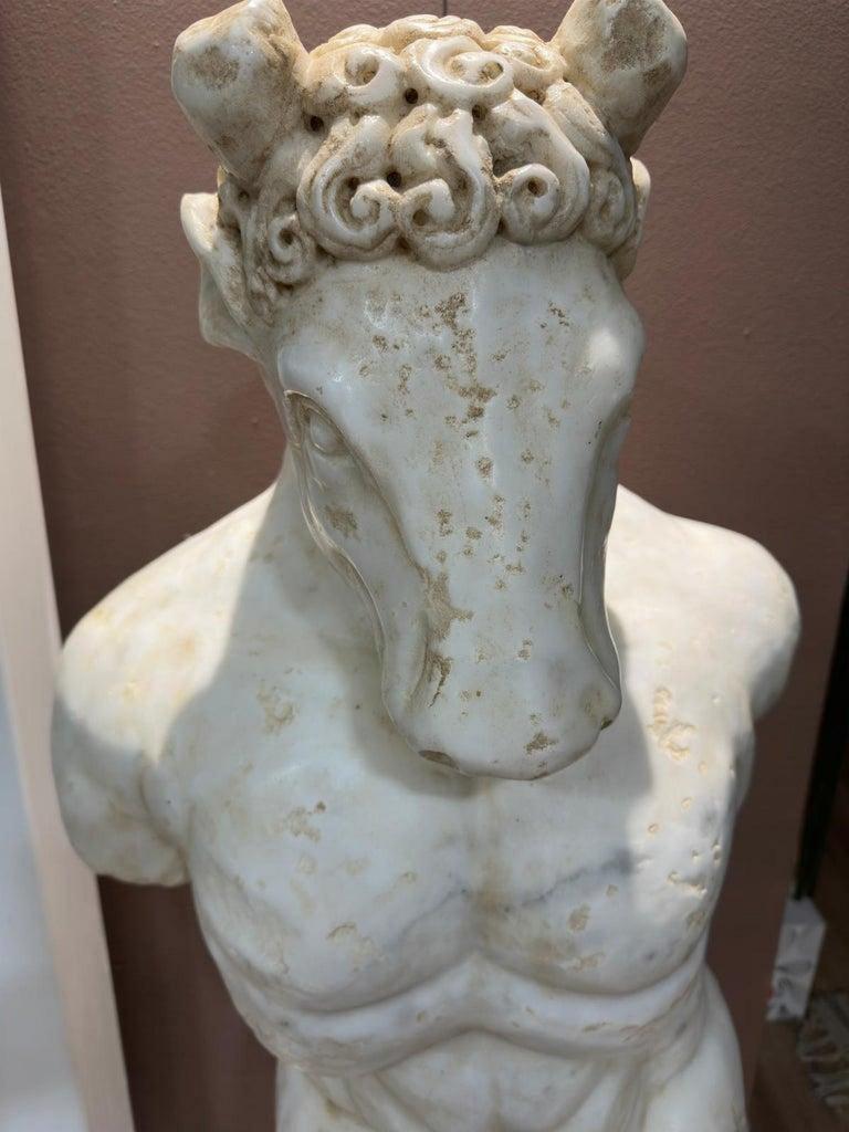 Italiano INCREDIBILE FIGURA IN MARMO DEL MINOTAURO, stile barocco del XVII secolo, Italia. in vendita