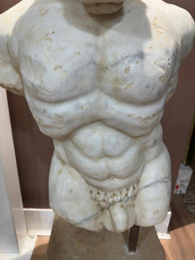 Fatto a mano INCREDIBILE FIGURA IN MARMO DEL MINOTAURO, stile barocco del XVII secolo, Italia. in vendita