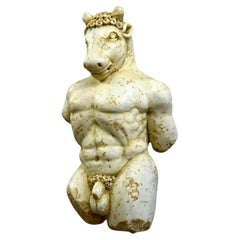 INCREDIBILE FIGURA IN MARMO DEL MINOTAURO, stile barocco del XVII secolo, Italia.