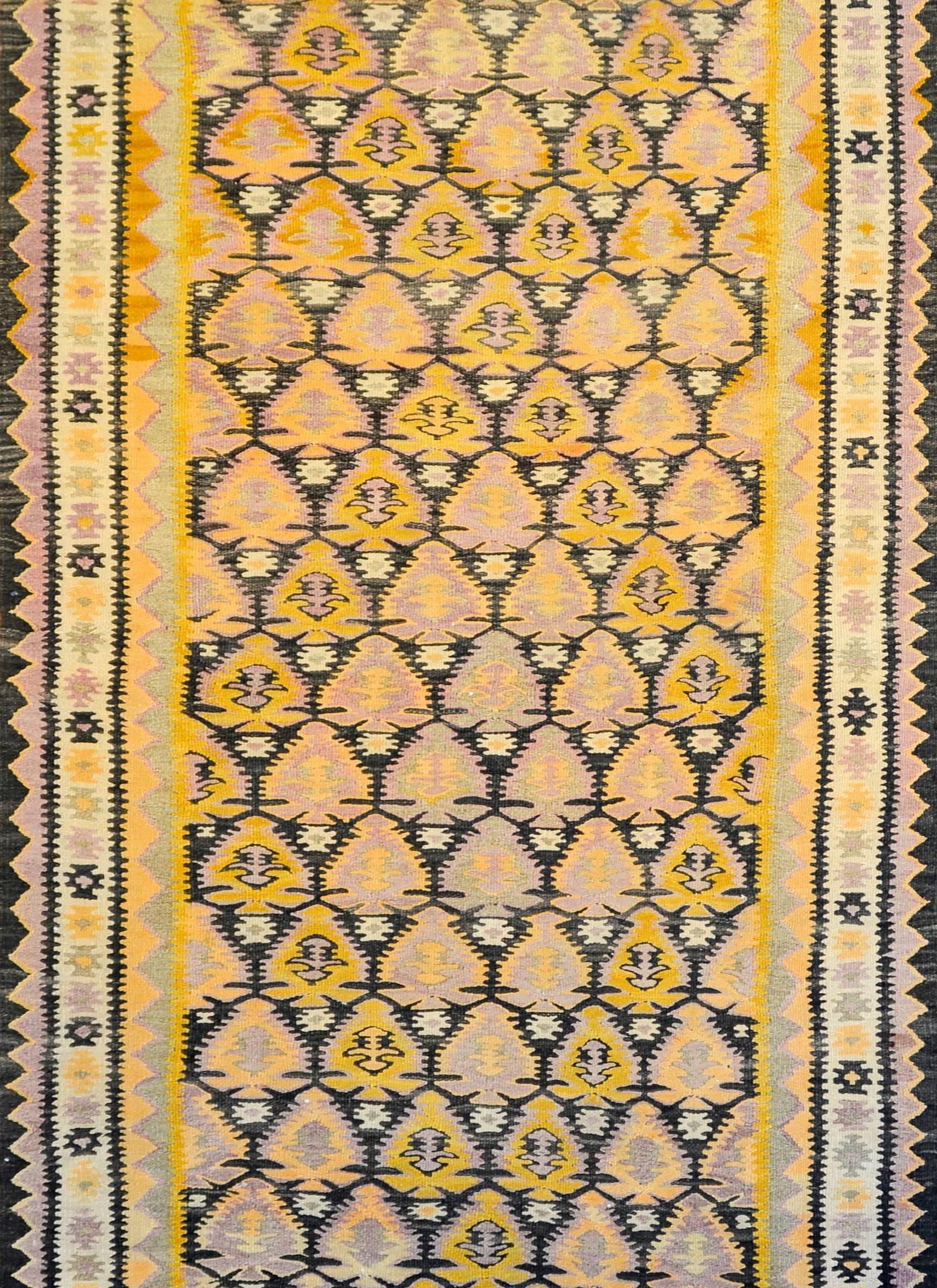 Ein erstaunlicher persischer Qazvin-Kilim-Läufer aus der Mitte des 20. Jahrhunderts mit einem Allover-Lebensbaummuster, das so gewebt ist, dass ein Rautenmuster aus gold-, lavendel-, schwarz- und naturfarbenen Bäumen entsteht. Die Bordüre ist