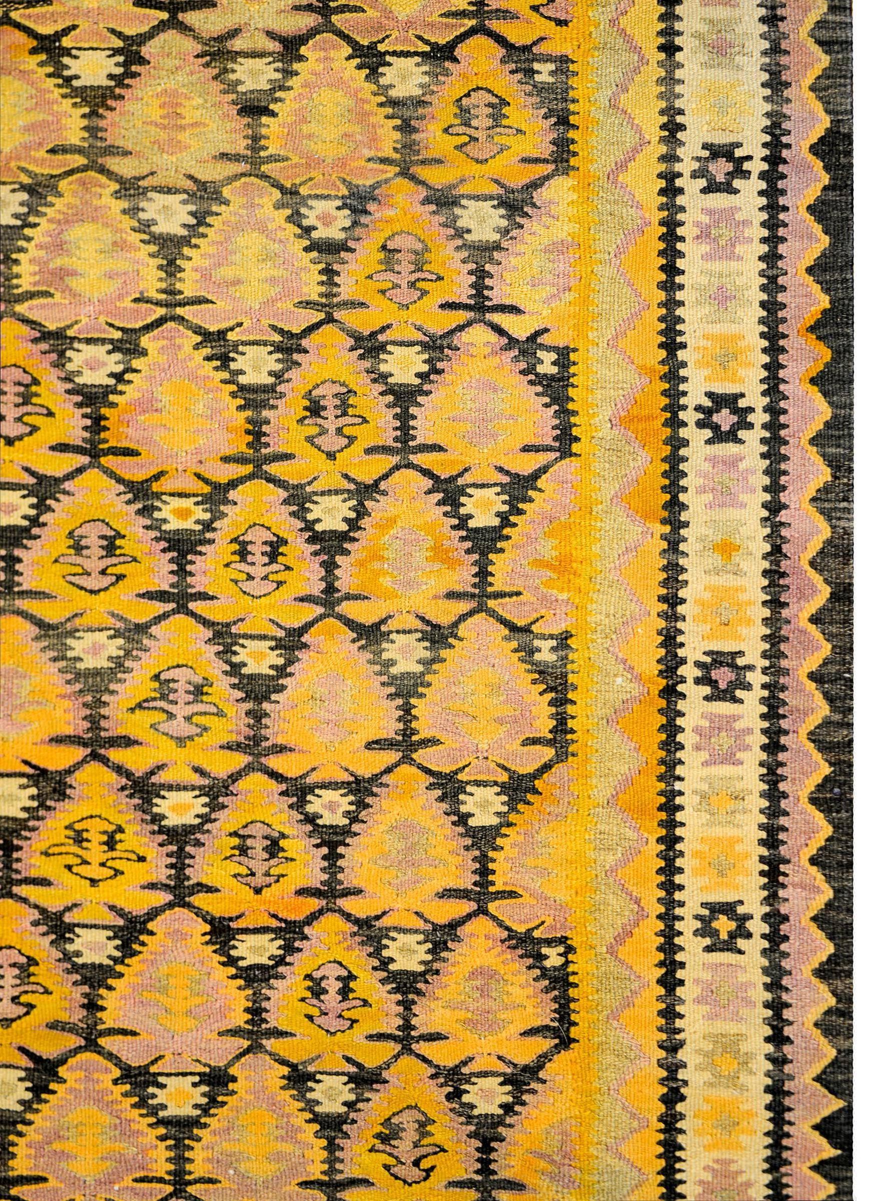 Persischer Qazvin-Kelim-Läufer aus der Mitte des 20. Jahrhunderts (Wolle) im Angebot