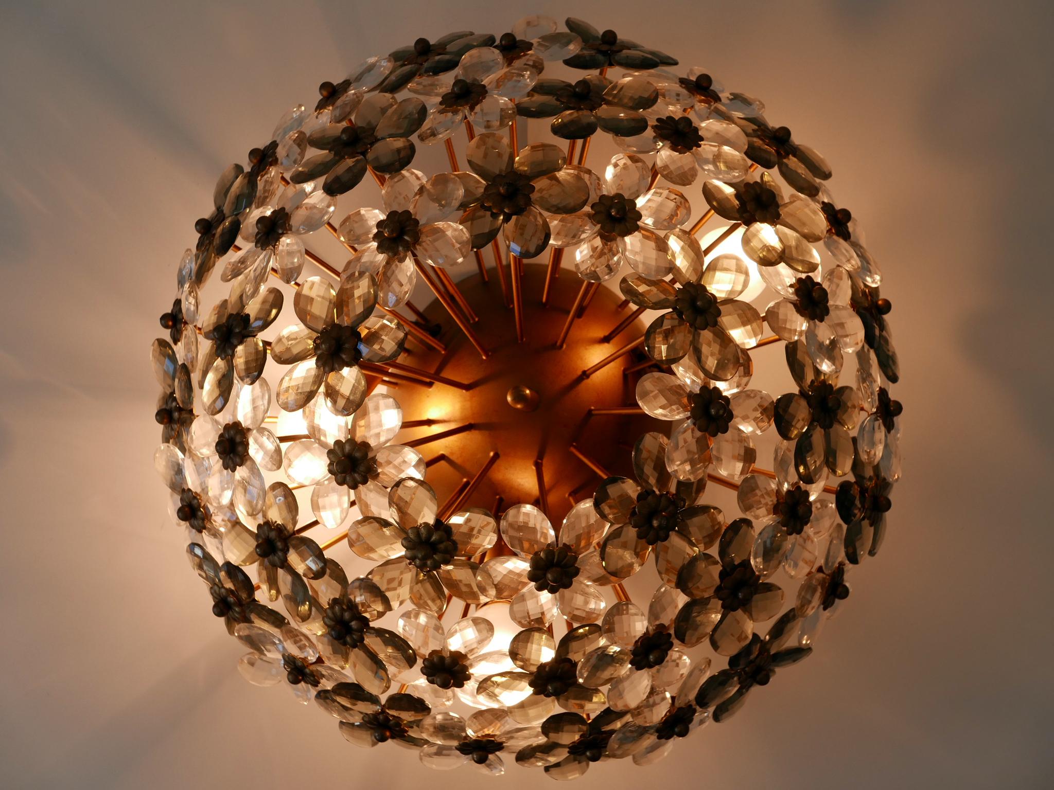 Splendida lampada da soffitto o da incasso floreale in stile Mid-Century Modern. Prodotto da Banci Firenze, Italia, anni '70.

Realizzata in vetro grigio e trasparente e metallo dorato, la lampada è dotata di 3 prese per lampadine a vite E14 / E13