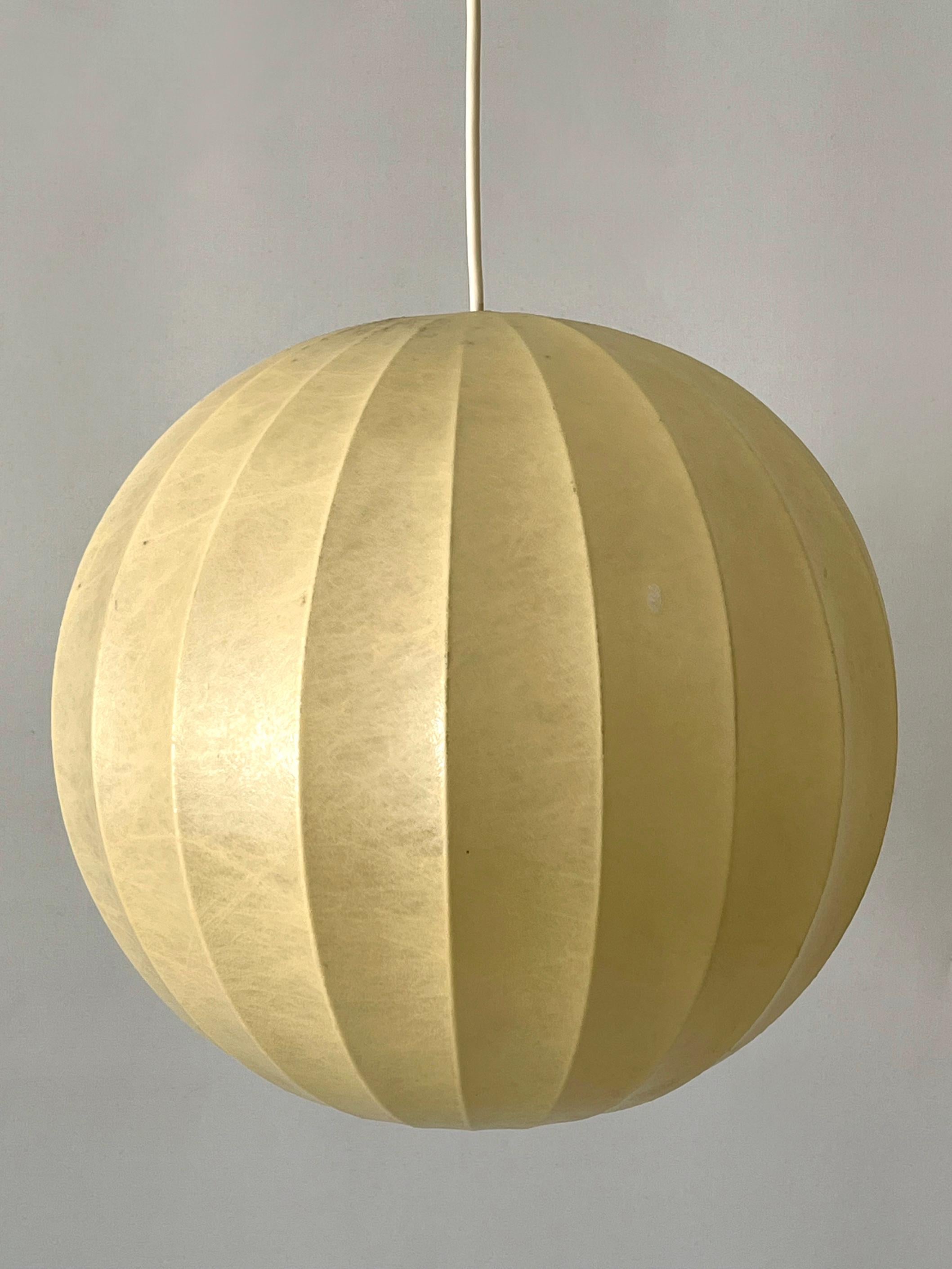 Mid-Century moderno Incredibile lampada a sospensione Goldkant Cocoon di metà secolo o luce a sospensione Germania anni '60 in vendita