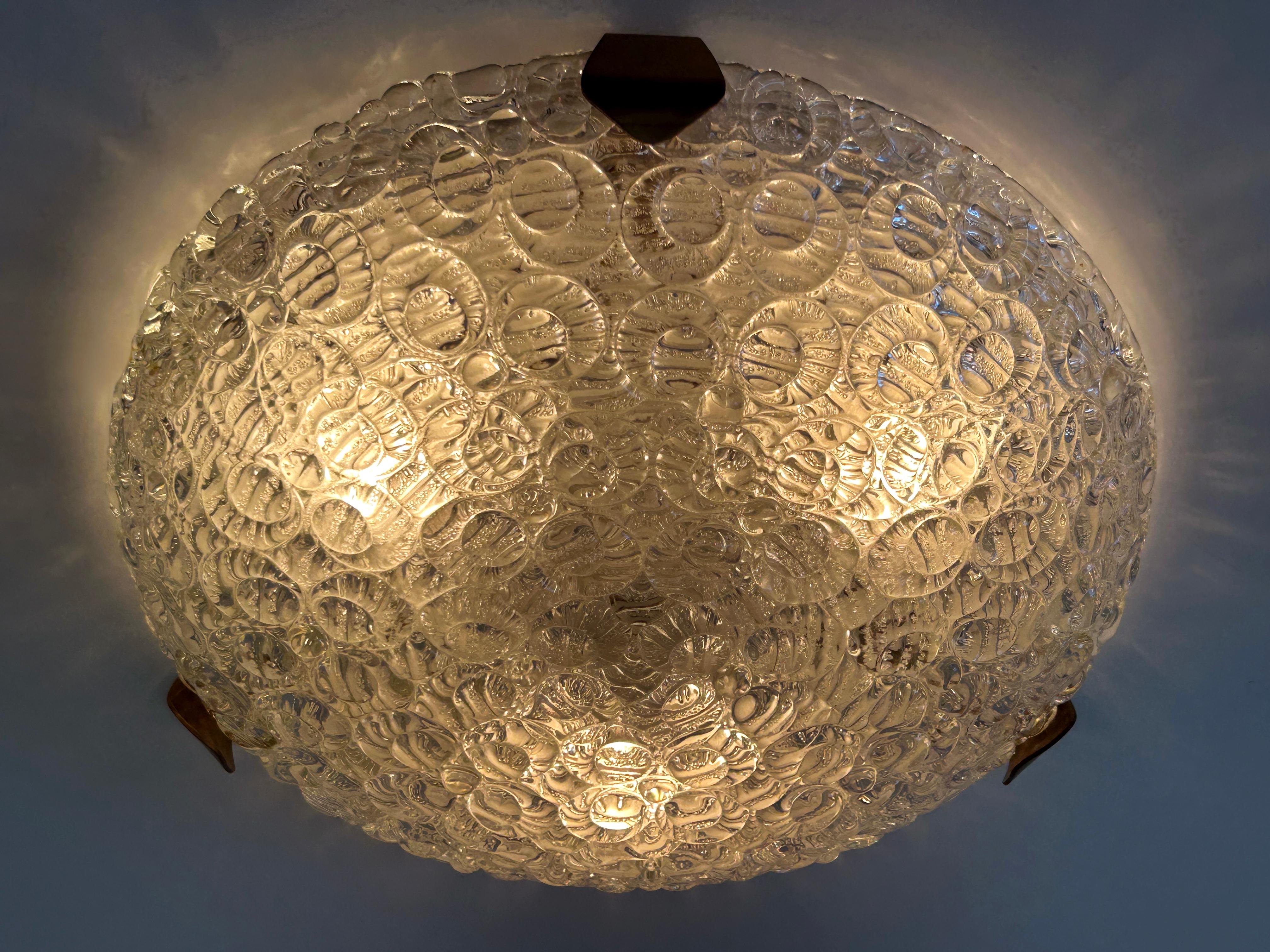Außergewöhnliche und hochdekorative Mid-Century Modern Textured Glass Flush Mount / Wandleuchter. Entworfen und hergestellt von Gebrüder Leclaire & Schäfer, Deutschland, 1960er Jahre. Etikett des Herstellers auf der Rückseite.

Die aus dickem,