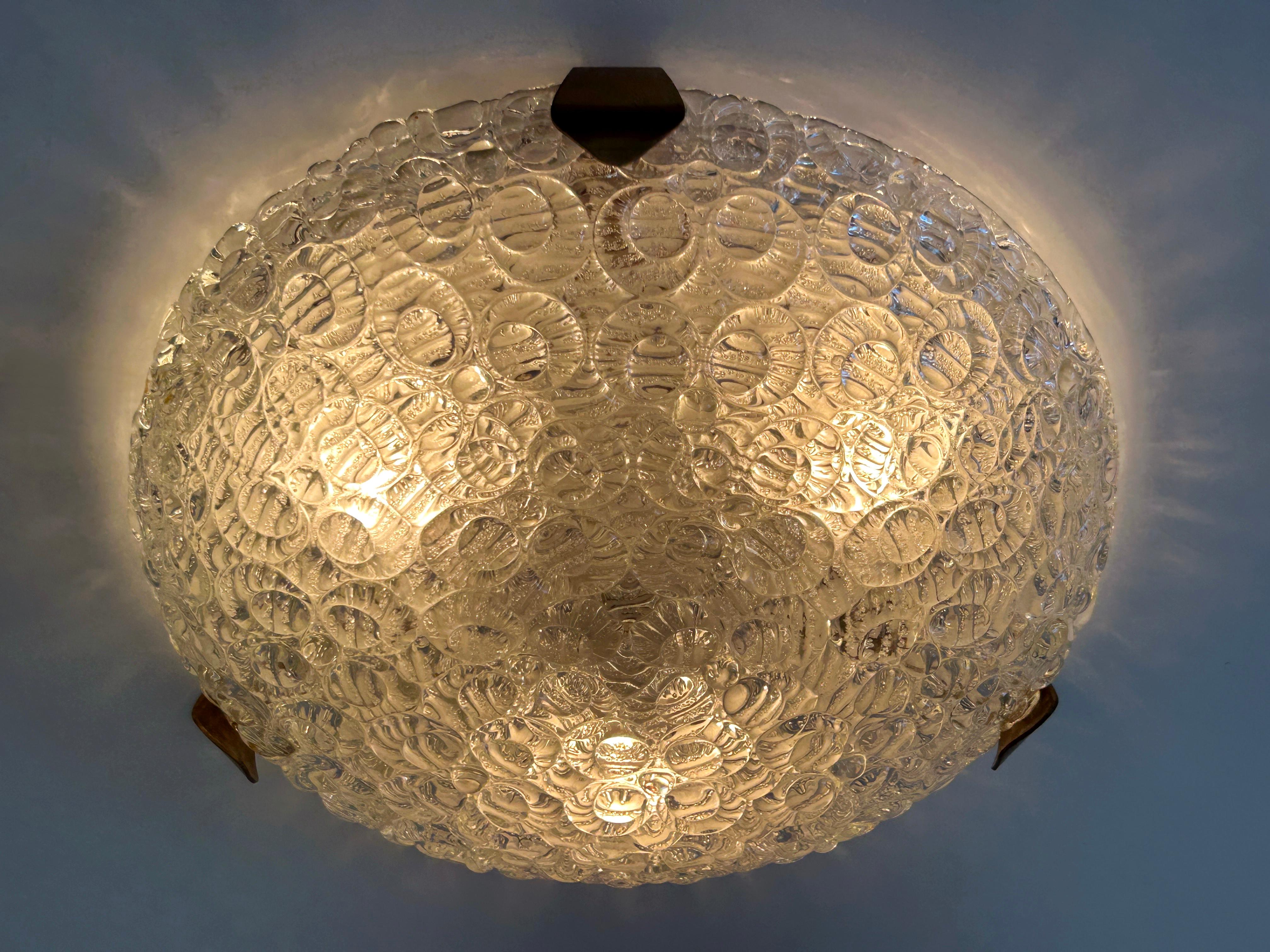 Erstaunlich Mid Century Eisglas Flush Mount oder Wandleuchter von A. Leclaire & Schäfer 1960s (Metall) im Angebot