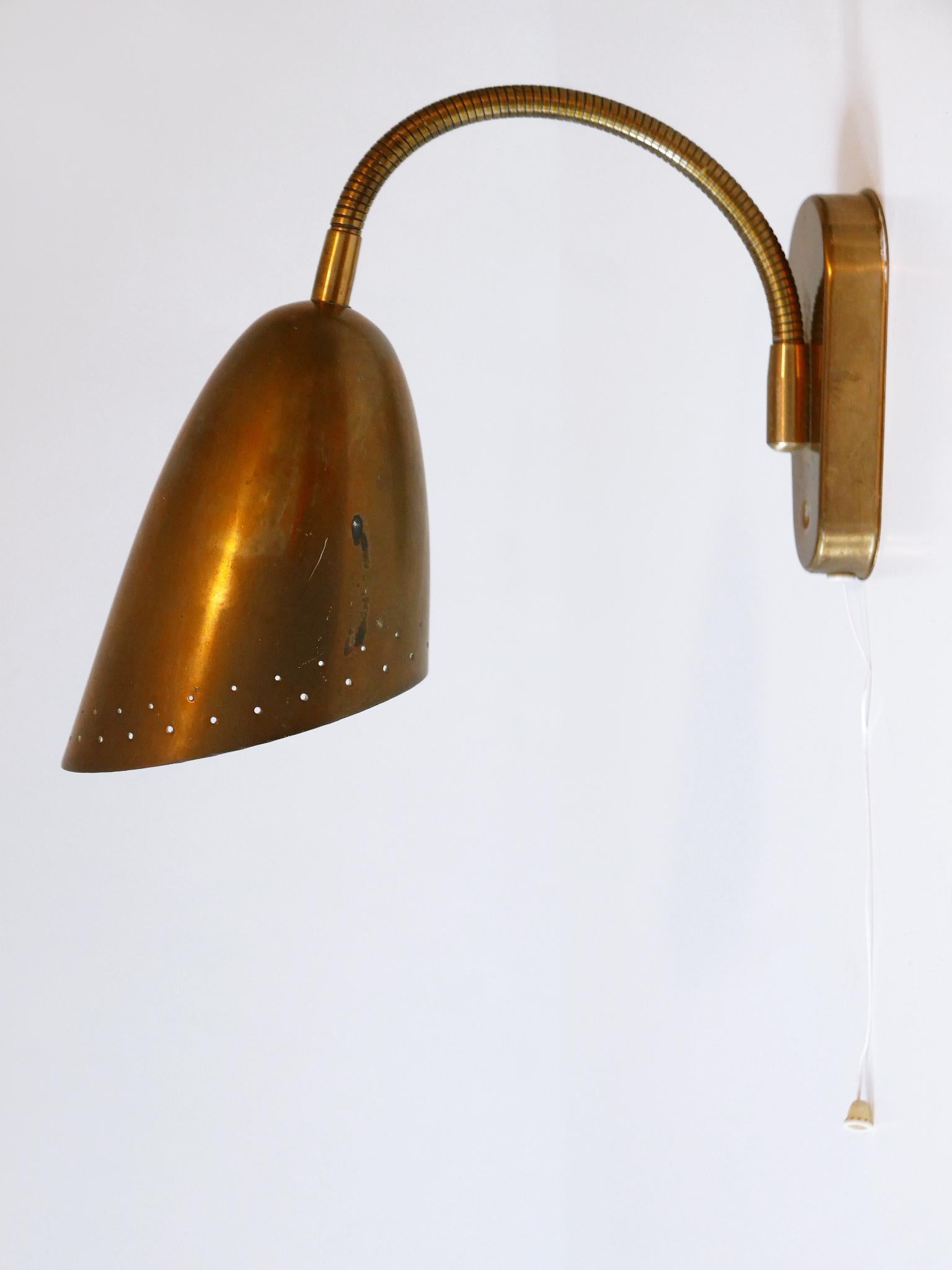Preciosa y muy decorativa lámpara de pared o aplique de estilo moderno de mediados de siglo con brazo flexible. Diseñado y fabricado en Alemania, década de 1960.

Realizado en latón y aluminio anodizado y perforado, el aplique necesita 1 bombilla de