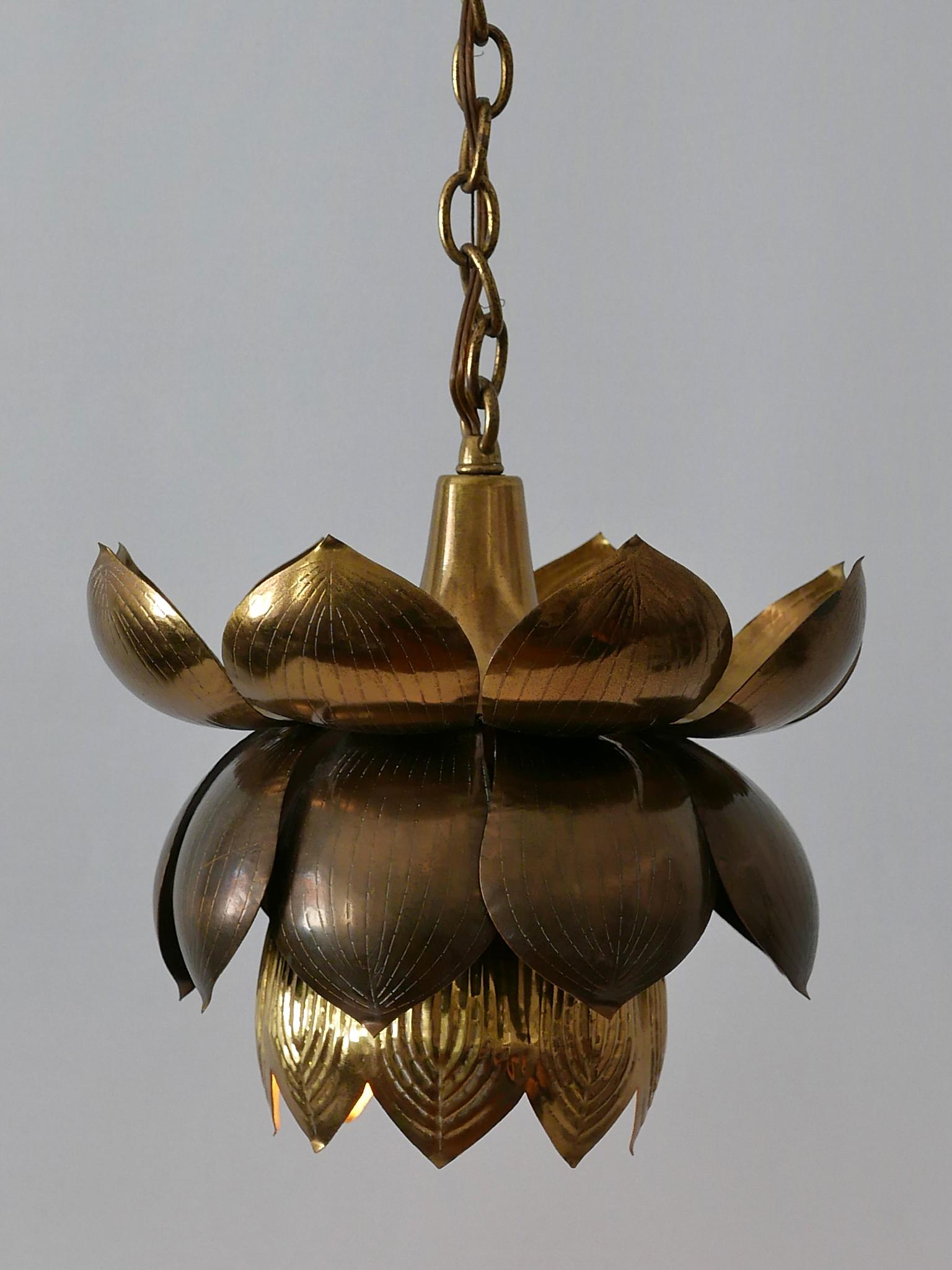 Lovely Mid-Century Modern brass pendant lamp or hanging light 'Lotus'. Manufactured by Feldman Lighting, Los Angeles, USA, 1960s. Makers label to the canopy.

Executed in brass, the lamp needs 1 x E27 / E26 Edison screw fit bulb, is wired. It runs