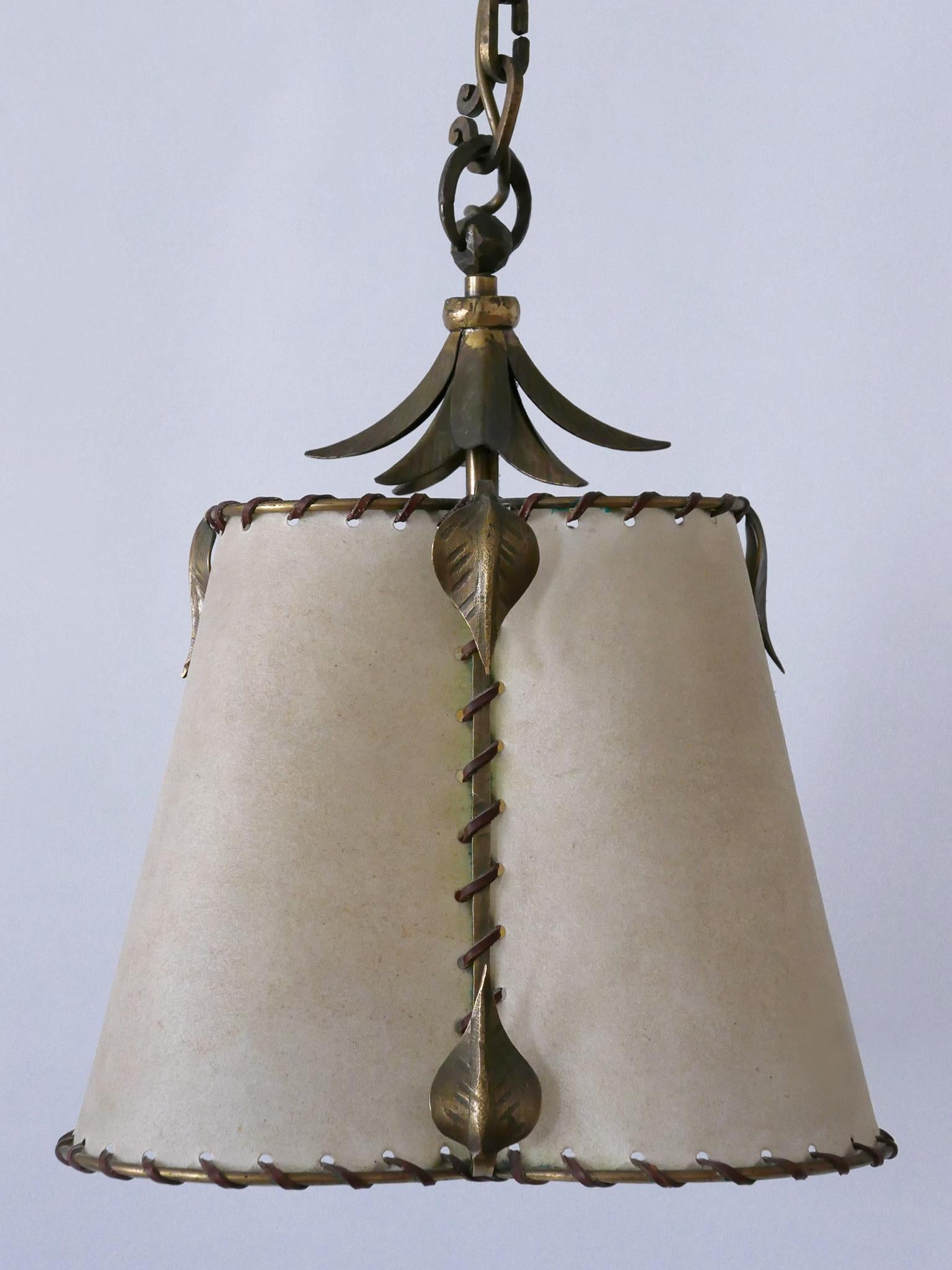 Incredibile lampada a sospensione in ottone e pergamena della metà del secolo scorso, Germania 1960 In condizioni buone in vendita a Munich, DE