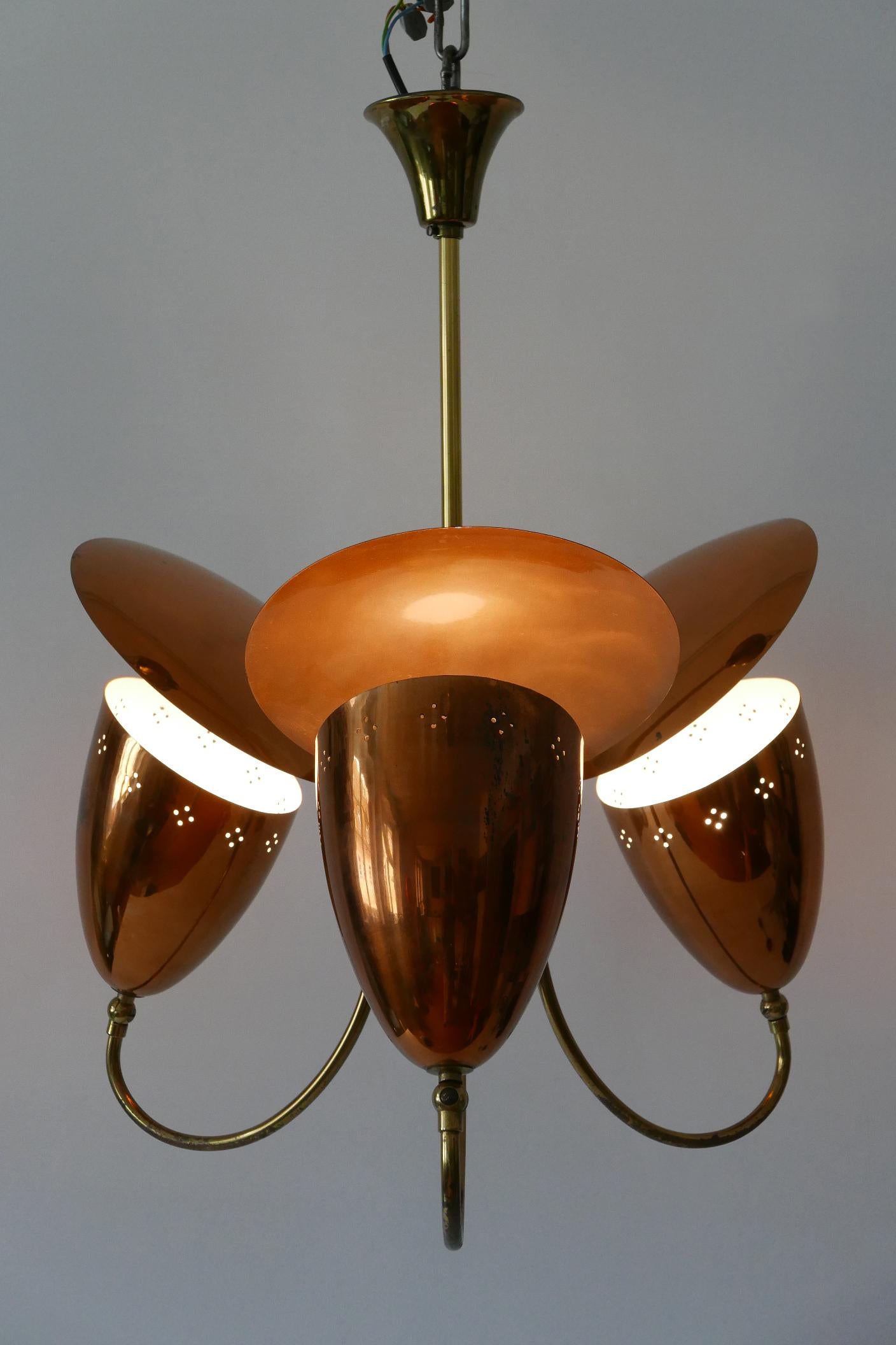 Lámpara colgante o araña de tres brazos extremadamente rara, elegante y muy decorativa de la Modernidad de Mediados de Siglo. Iluminador con reflectores perforados. Diseñado y fabricado probablemente en Alemania, años 50.

Realizada en tubos de