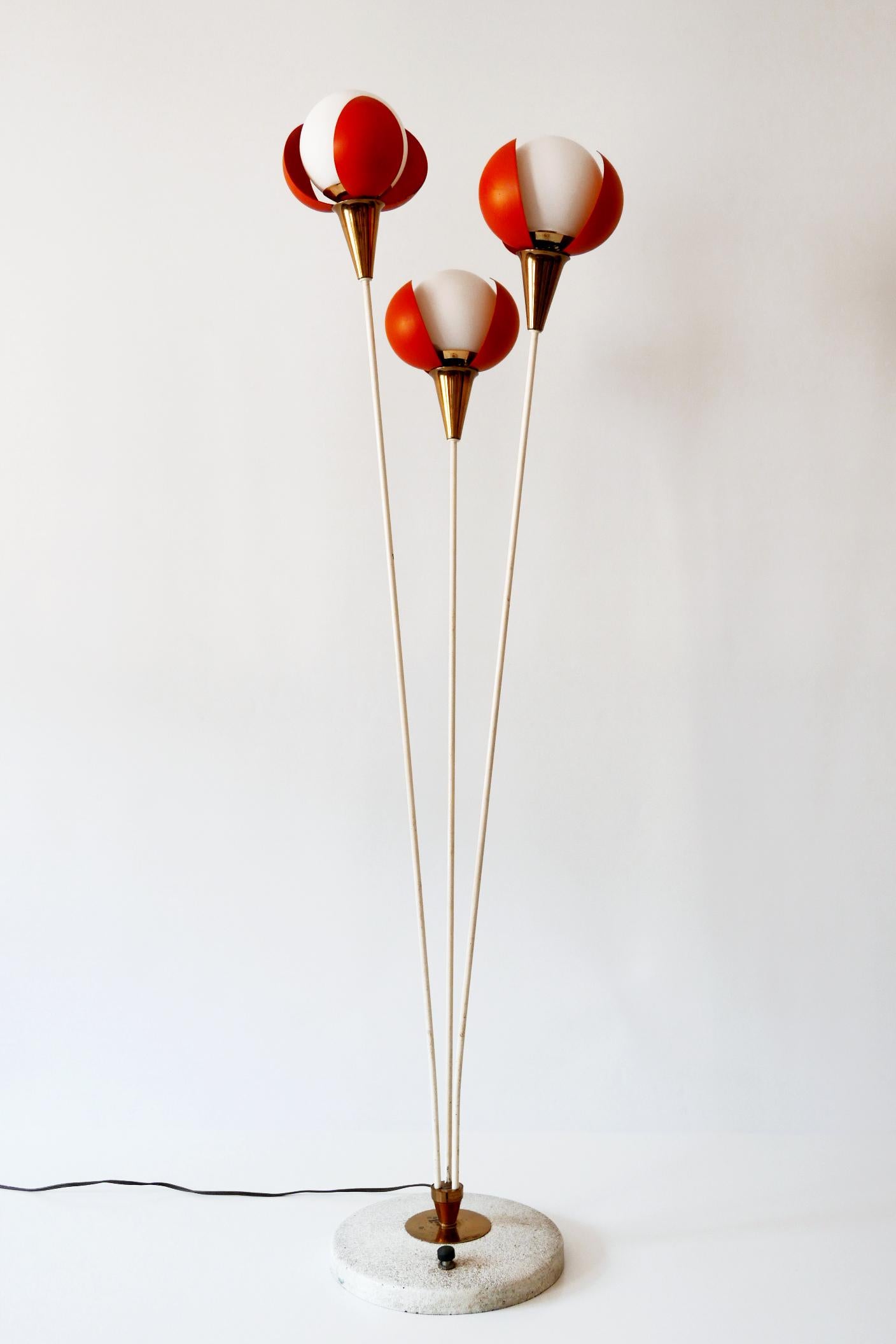 Amazing Mid-Century Modern Three-Flamed Floor Lamp Buds, 1950s, France In Good Condition For Sale In Munich, DE