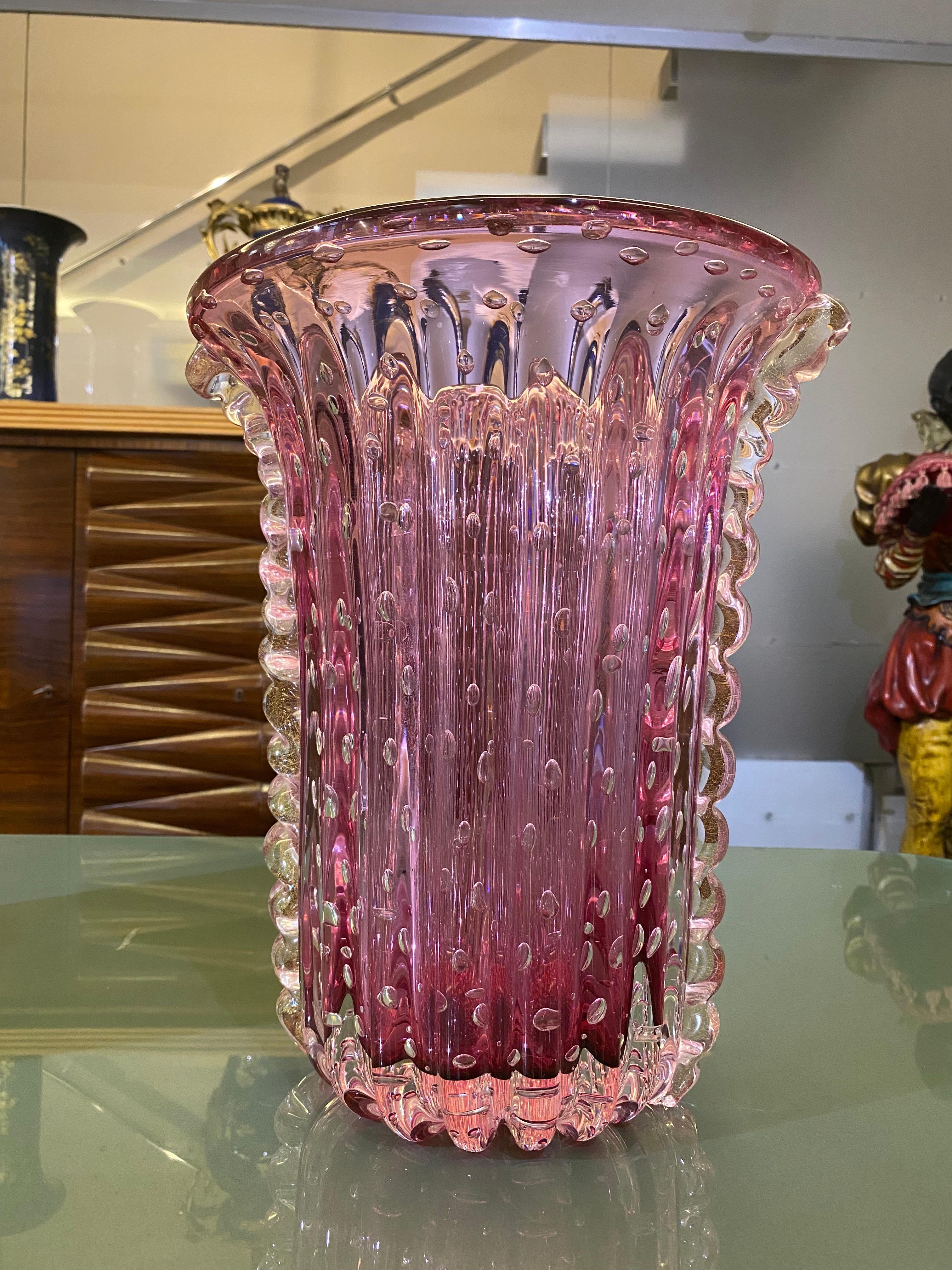 Exceptional pink  handblown Murano glass vase in excellent  vintage condition.
Masterpiece by Barovier and Toso  made by Venetian Maestro. Signed Murano Toso 