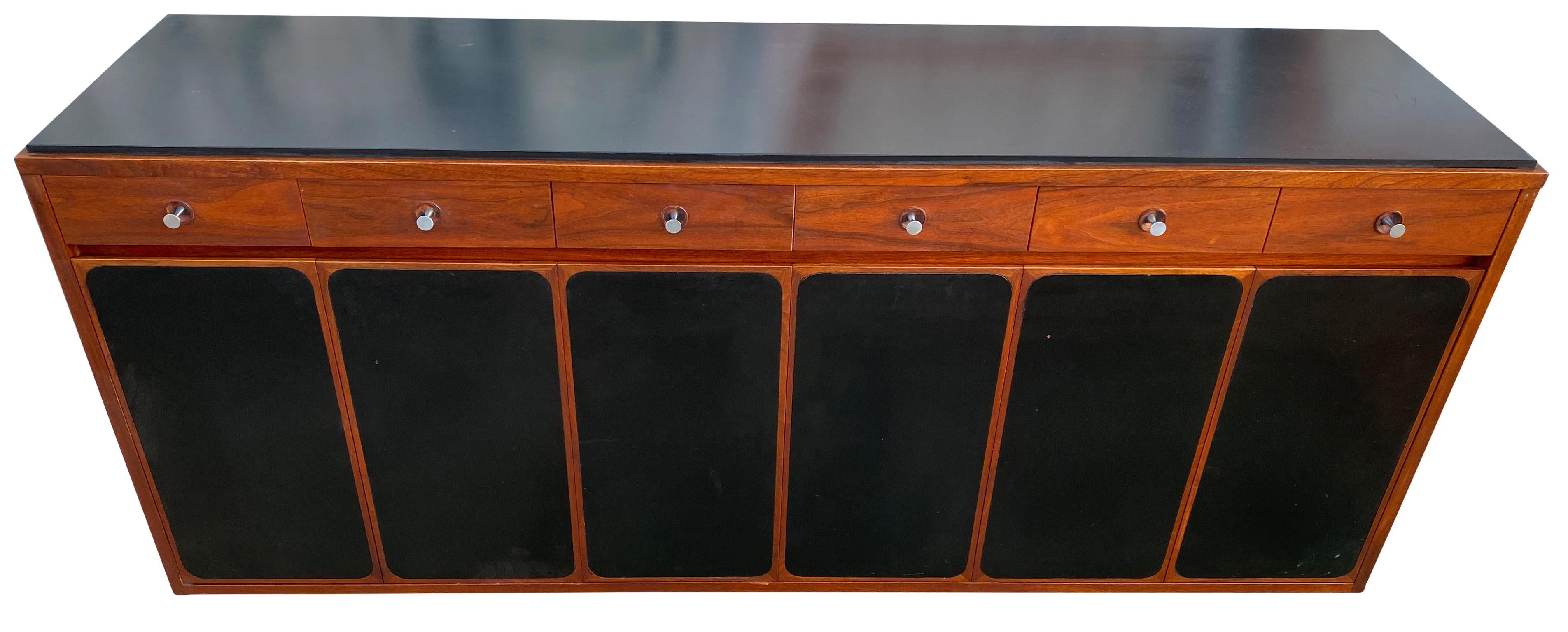 Rare midcentury American designer Paul McCobb Walnut 14-drawer dresser credenza #1683. Original finish in beautiful vintage condition, has original folding walnut and black leather front accordion doors with magnets in amazing condition, all solid