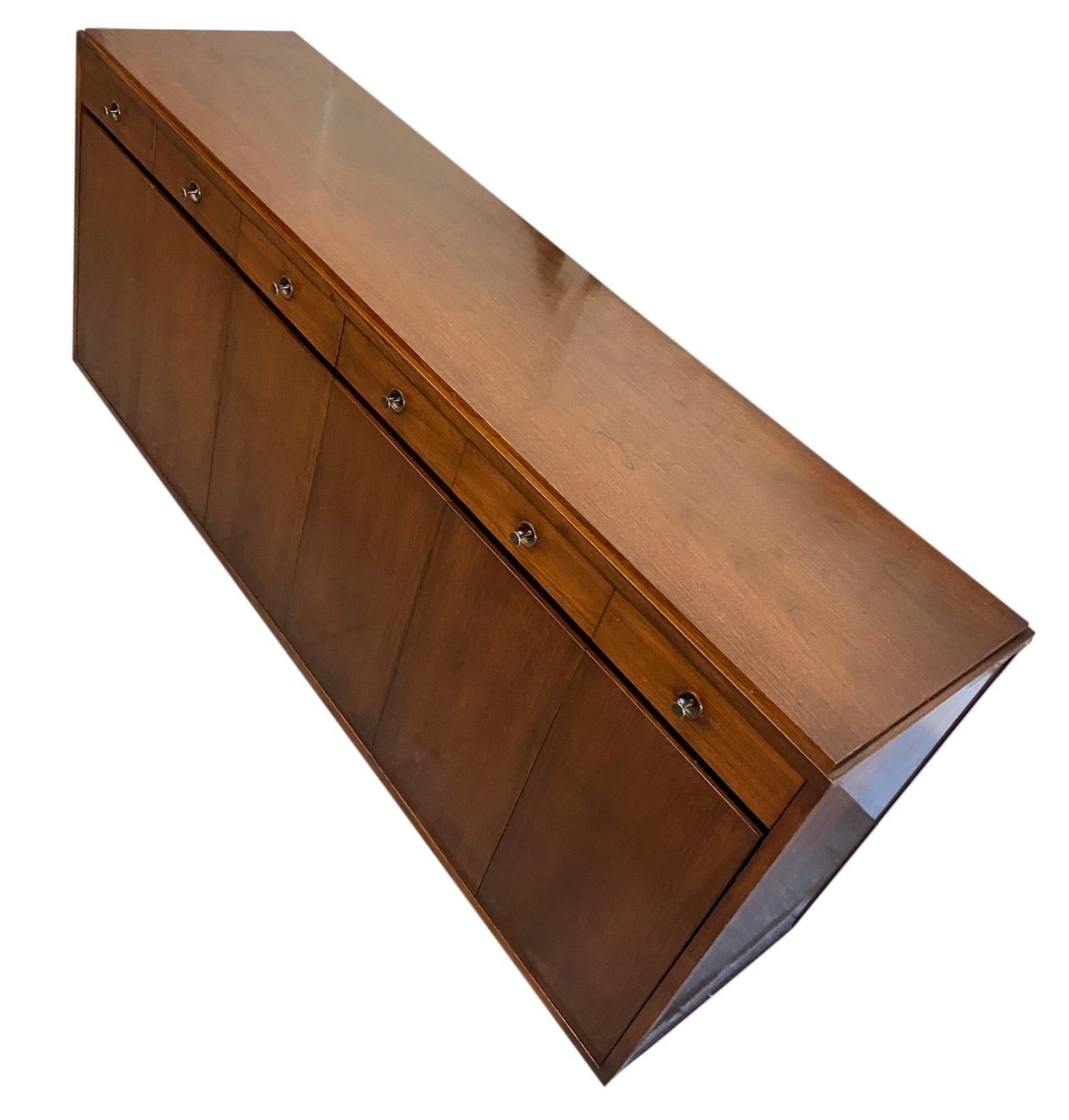 Incredibile credenza a 14 cassetti in noce di Paul McCobb H. Sacks & Sons del Medioevo In condizioni buone in vendita a Brooklyn, NY