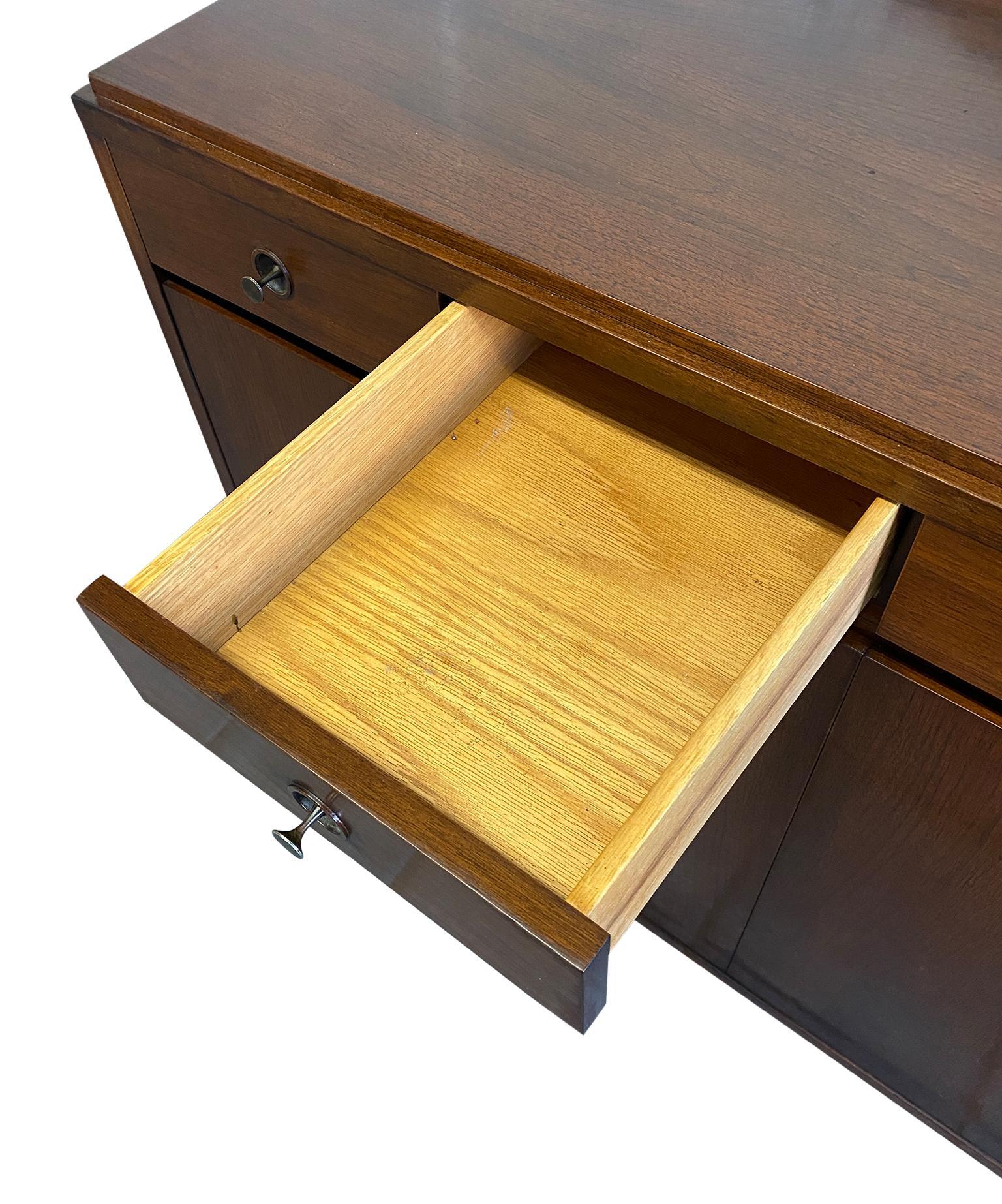 XX secolo Incredibile credenza a 14 cassetti in noce di Paul McCobb H. Sacks & Sons del Medioevo in vendita