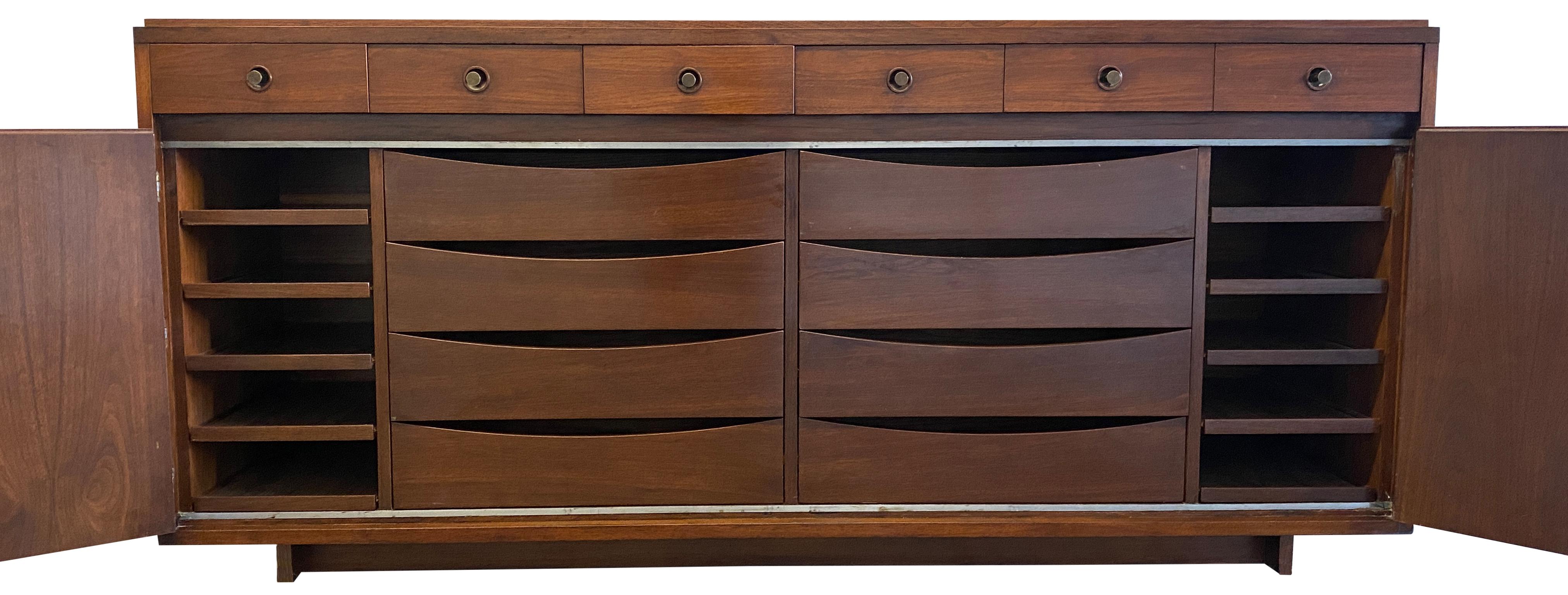 Amazing Midcentury Paul McCobb H Sacks & Sons 14-Drawer Walnut Dresser Credenza In Good Condition For Sale In BROOKLYN, NY
