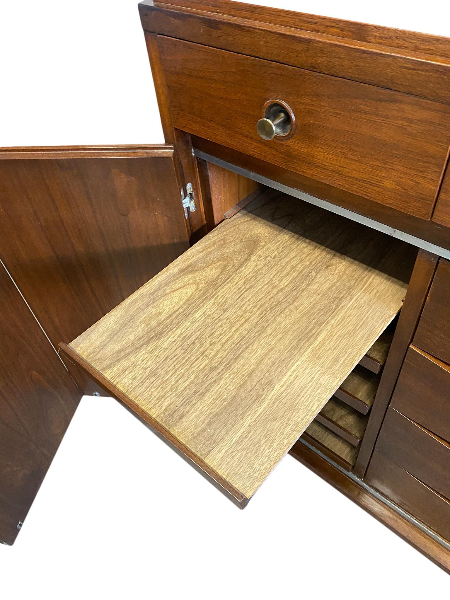 Incredibile credenza a 14 cassetti in noce di Paul McCobb H. Sacks & Sons del Medioevo in vendita 1
