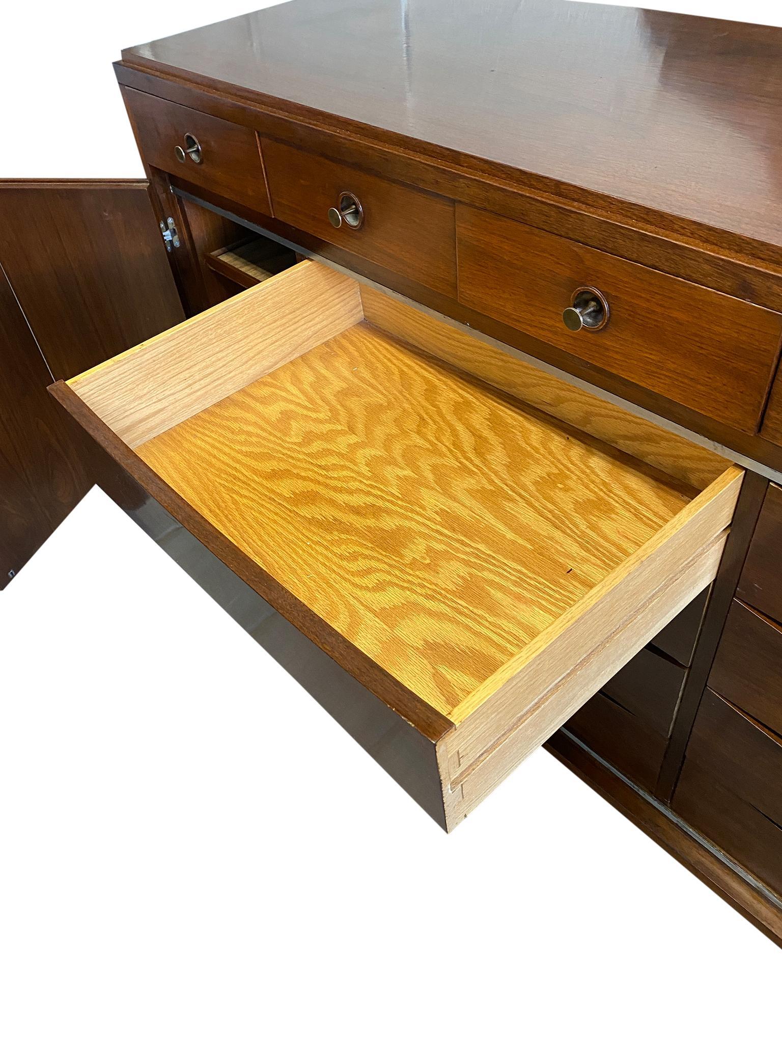 Incredibile credenza a 14 cassetti in noce di Paul McCobb H. Sacks & Sons del Medioevo in vendita 2