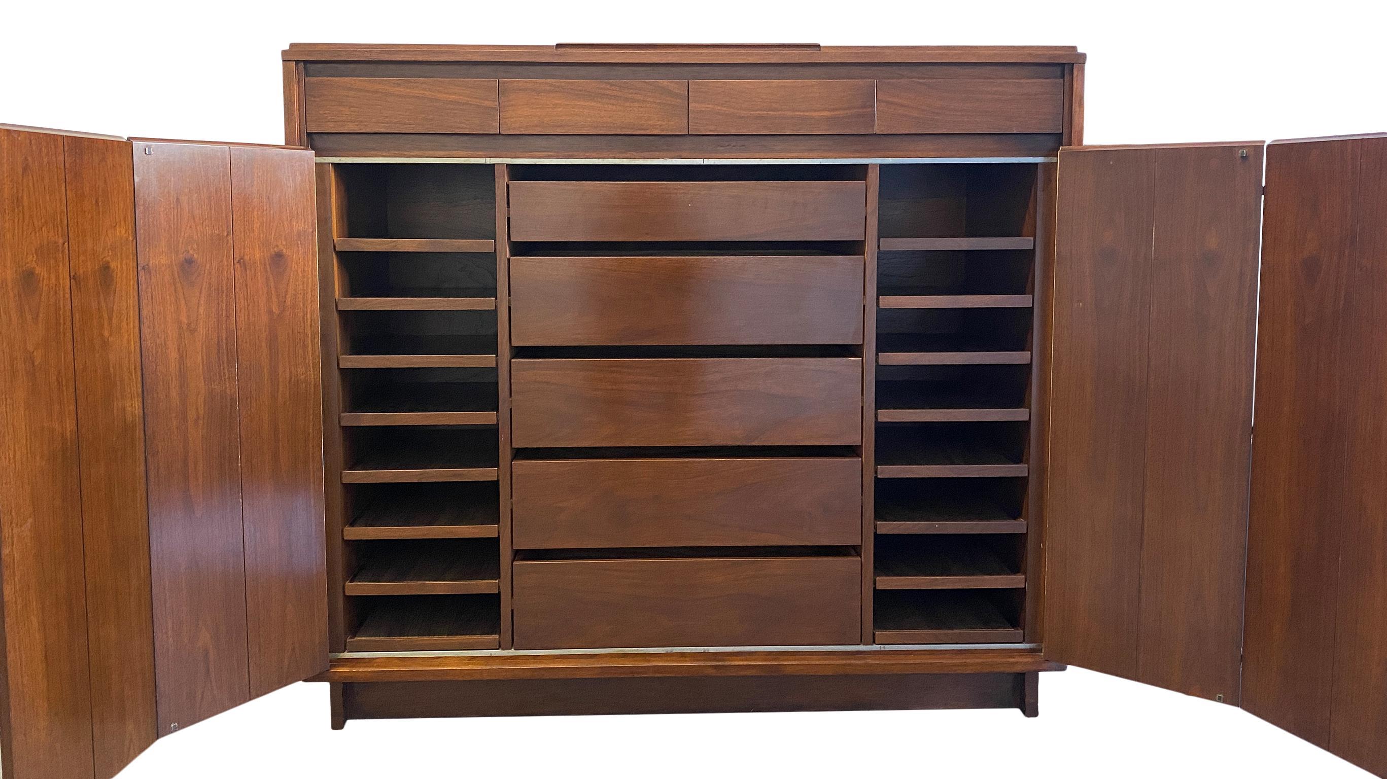 Raro armadio a 9 cassetti in noce del designer americano di metà secolo Paul McCobb #8074. Finitura originale in bellissime condizioni vintage, ha le porte anteriori a fisarmonica in noce con magneti in condizioni incredibili, tutto in noce