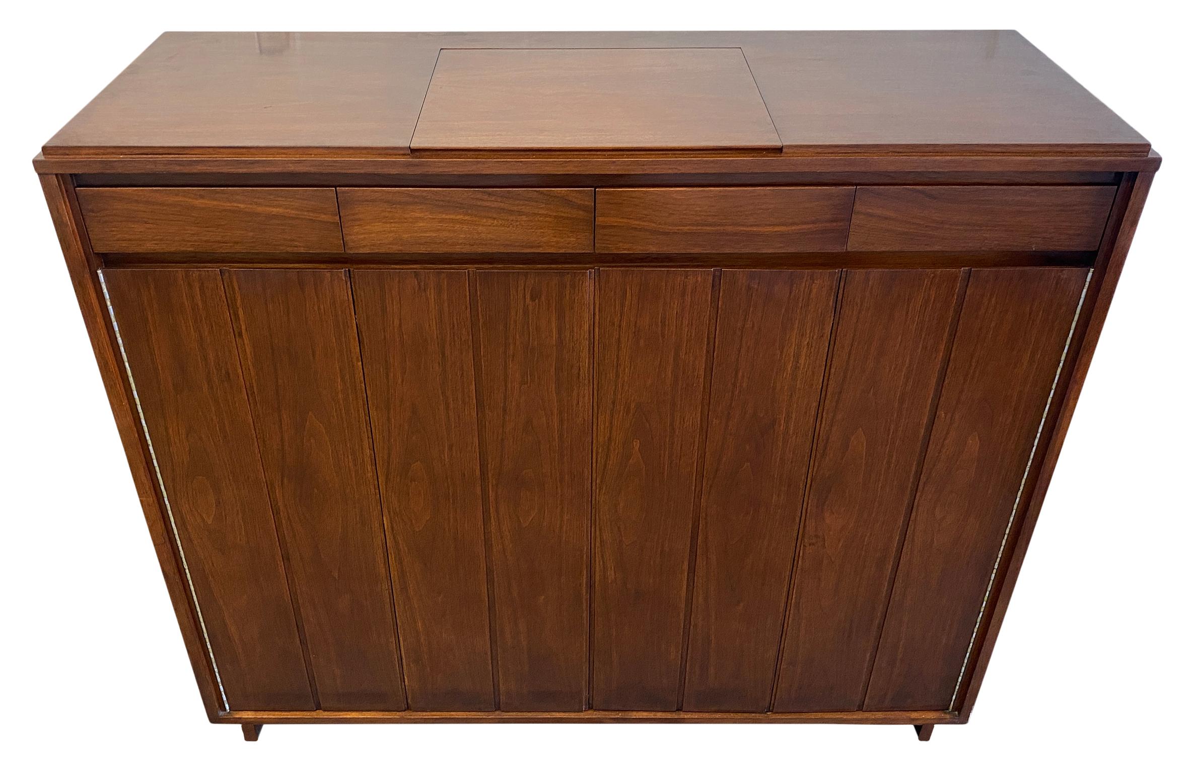 Rare midcentury American designer Paul McCobb Walnut 9-drawer dresser wardrobe #8074. Original finish in beautiful Vintage condition, has original folding walnut front accordion doors with magnets in amazing condition, all solid walnut with a dark