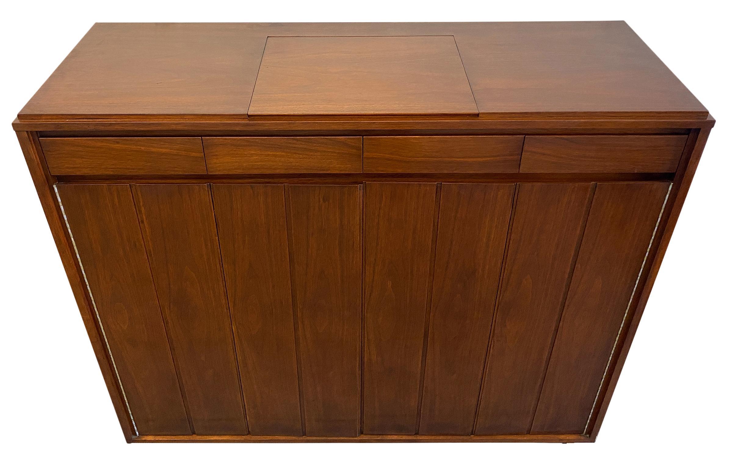 Mid-Century moderno Incredibile comò a 9 cassetti in noce di metà secolo di Paul McCobb H. Sacks & Sons in vendita