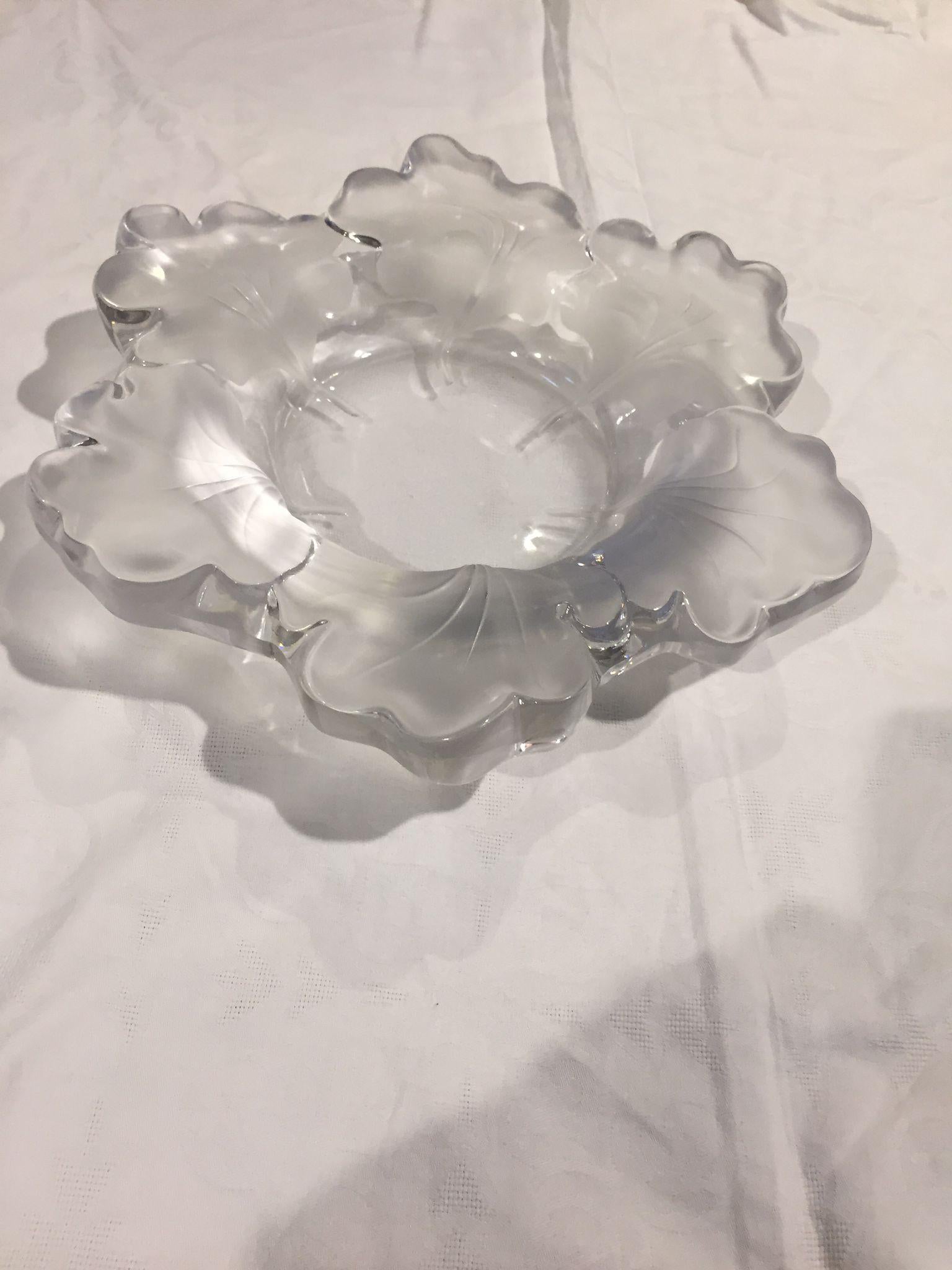 Incredible decorative Centerpiece in Lalique crystal, signed, with Floral decorations on the edges, circa 20th century, France. The Item is from the French luxury crystal manufacturer Lalique. Made in France. With manufacturer's mark: 
