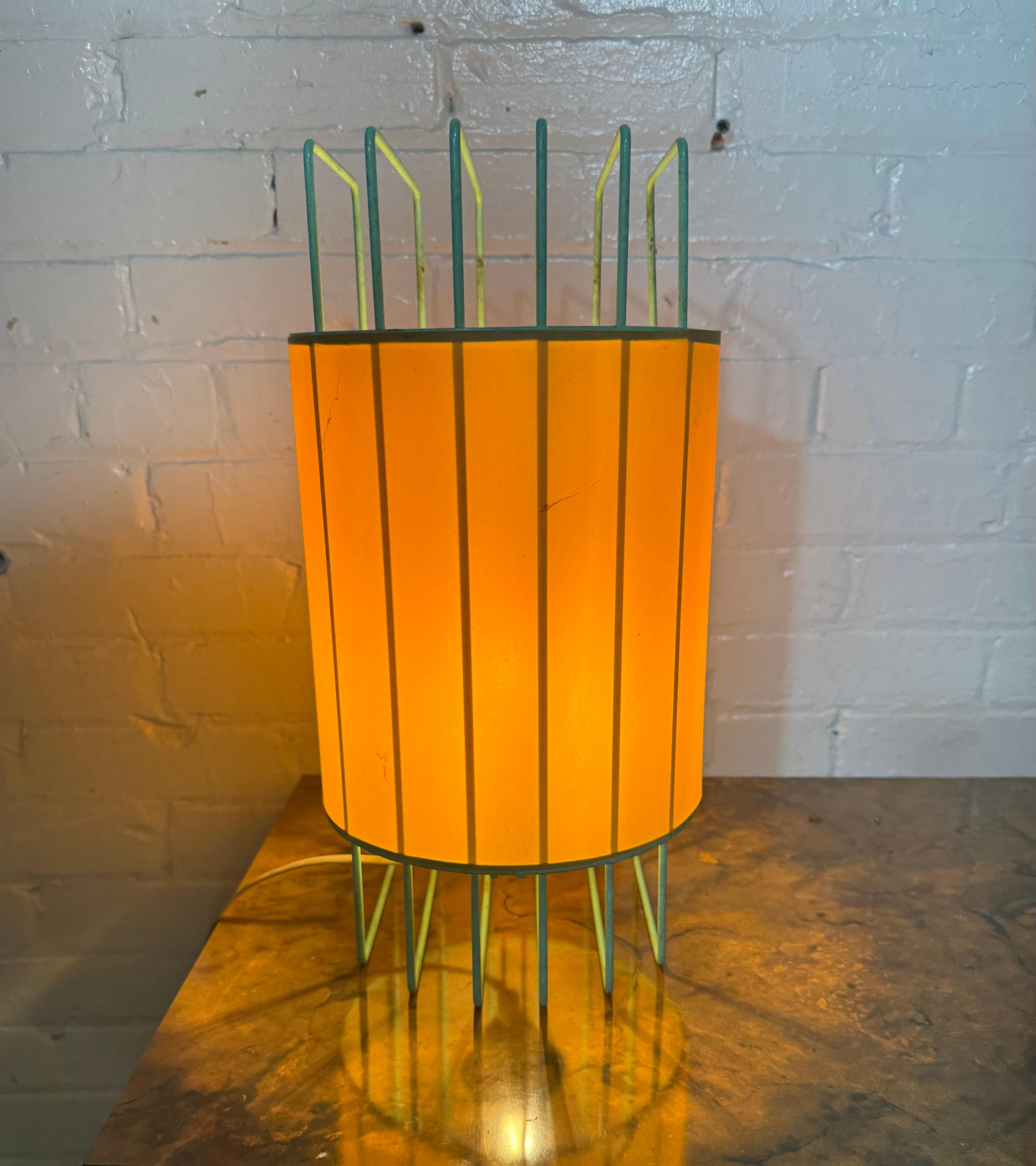 Incredibile lampada da tavolo modernista disegnata da Verner Panton, in filo di ferro in vendita 2