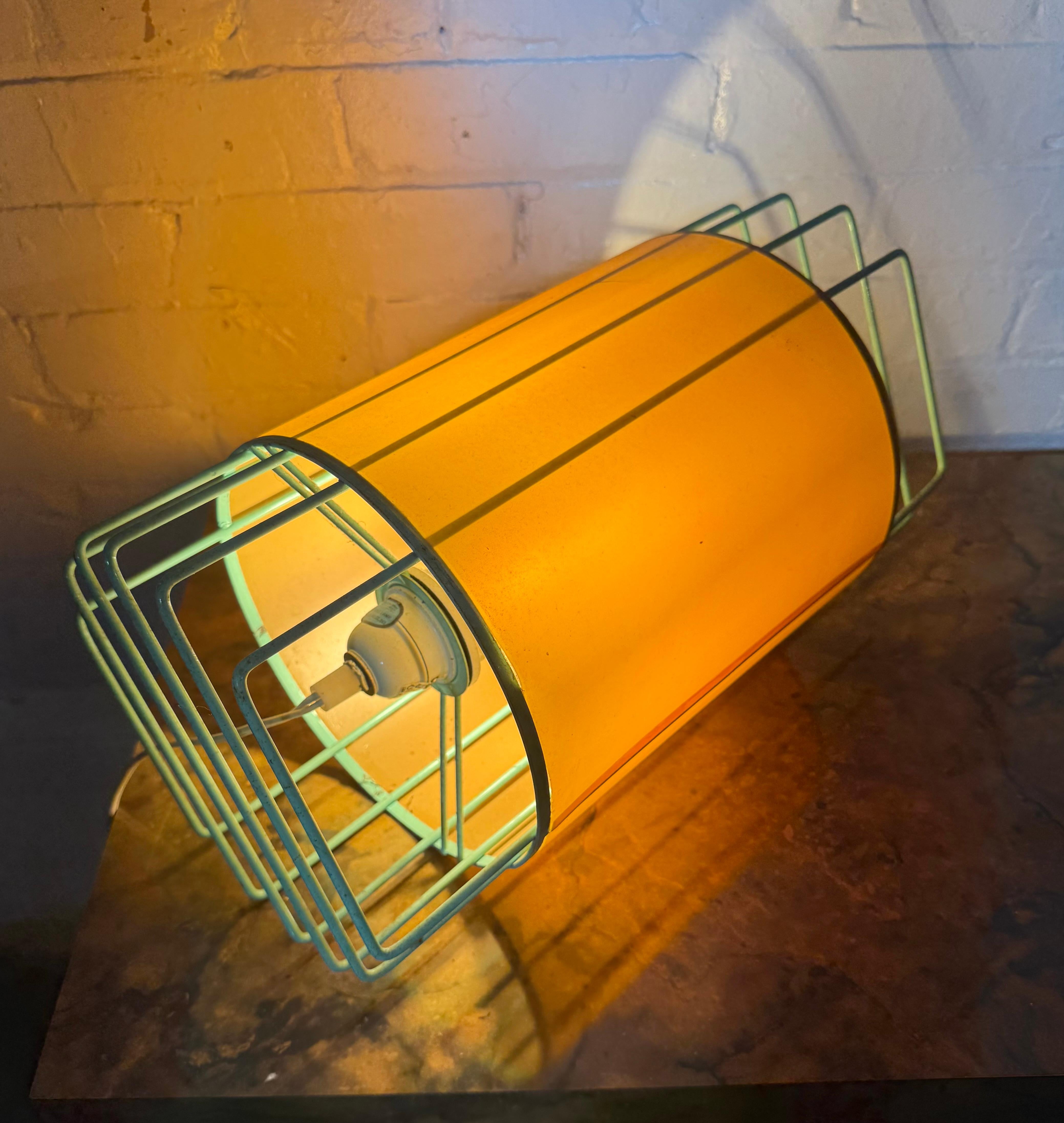 Incredibile lampada da tavolo modernista disegnata da Verner Panton, in filo di ferro verniciato di turchese e con un meraviglioso paralume originale in plastica, che emana un bellissimo bagliore caldo quando è acceso,  Meraviglioso  condizioni
