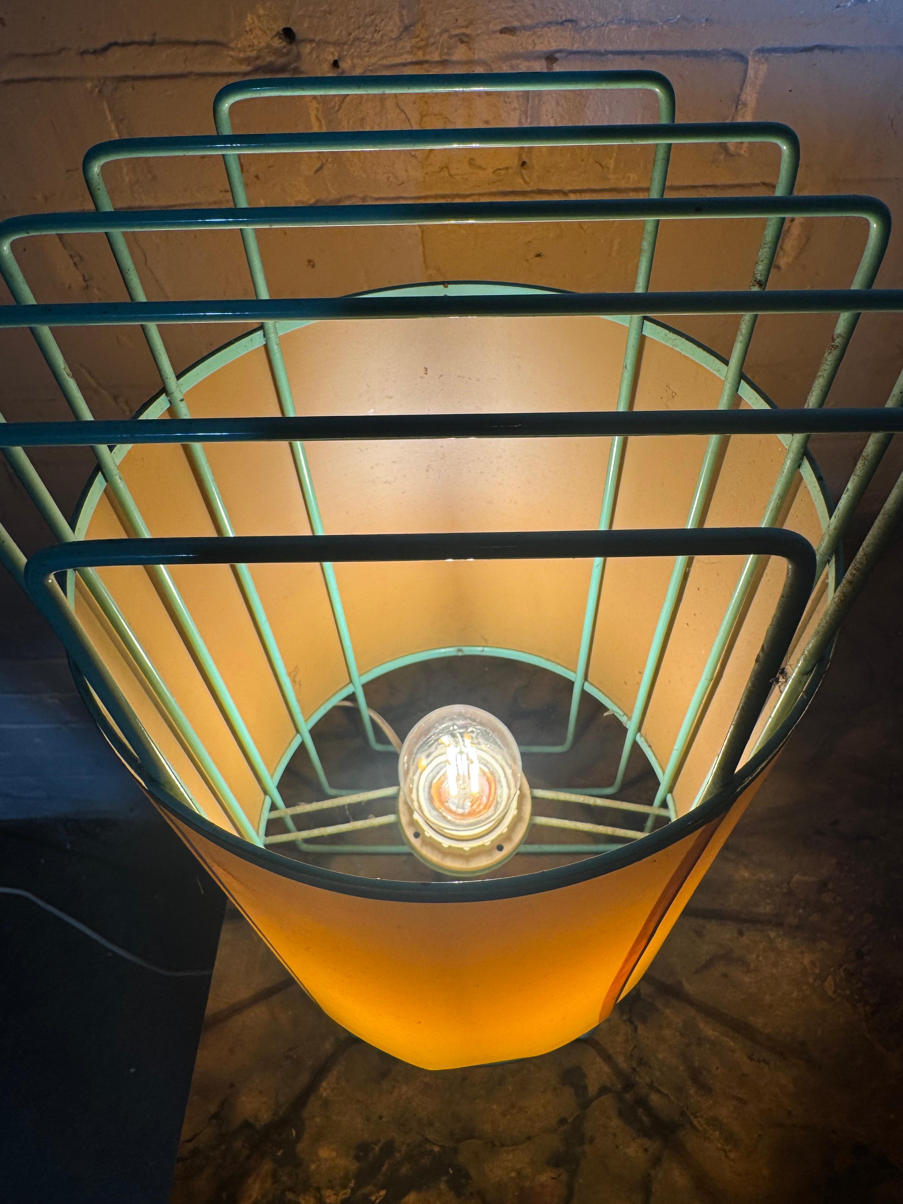 Mid-Century moderno Incredibile lampada da tavolo modernista disegnata da Verner Panton, in filo di ferro in vendita