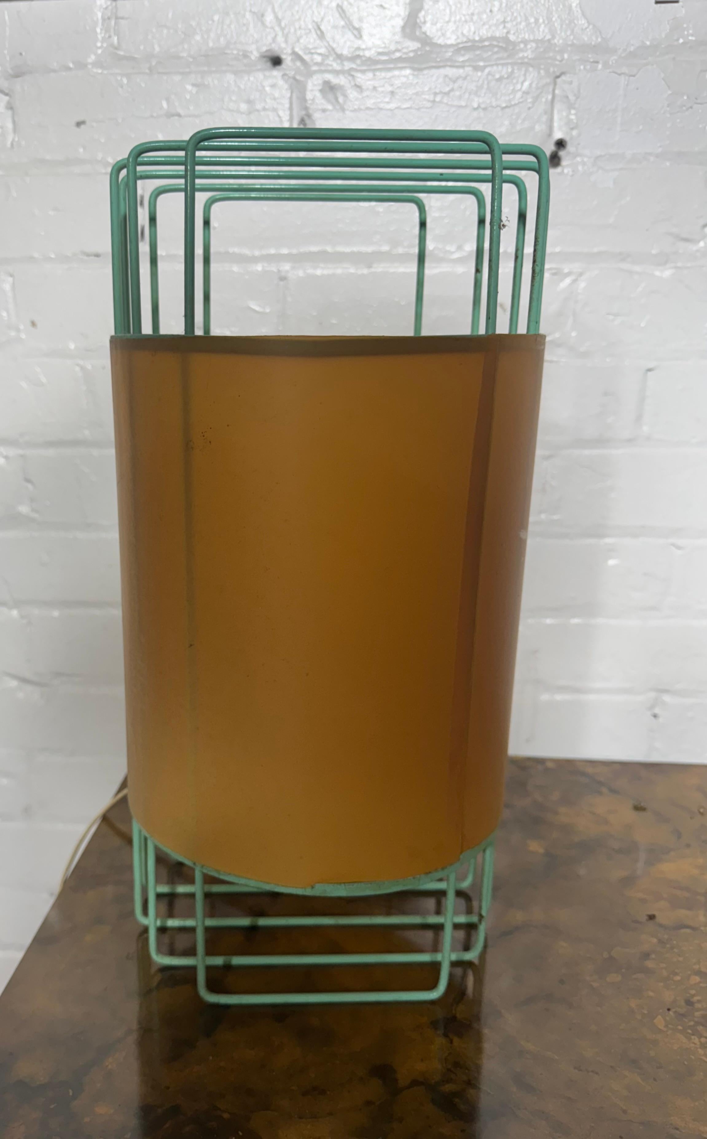 Americano Incredibile lampada da tavolo modernista disegnata da Verner Panton, in filo di ferro in vendita