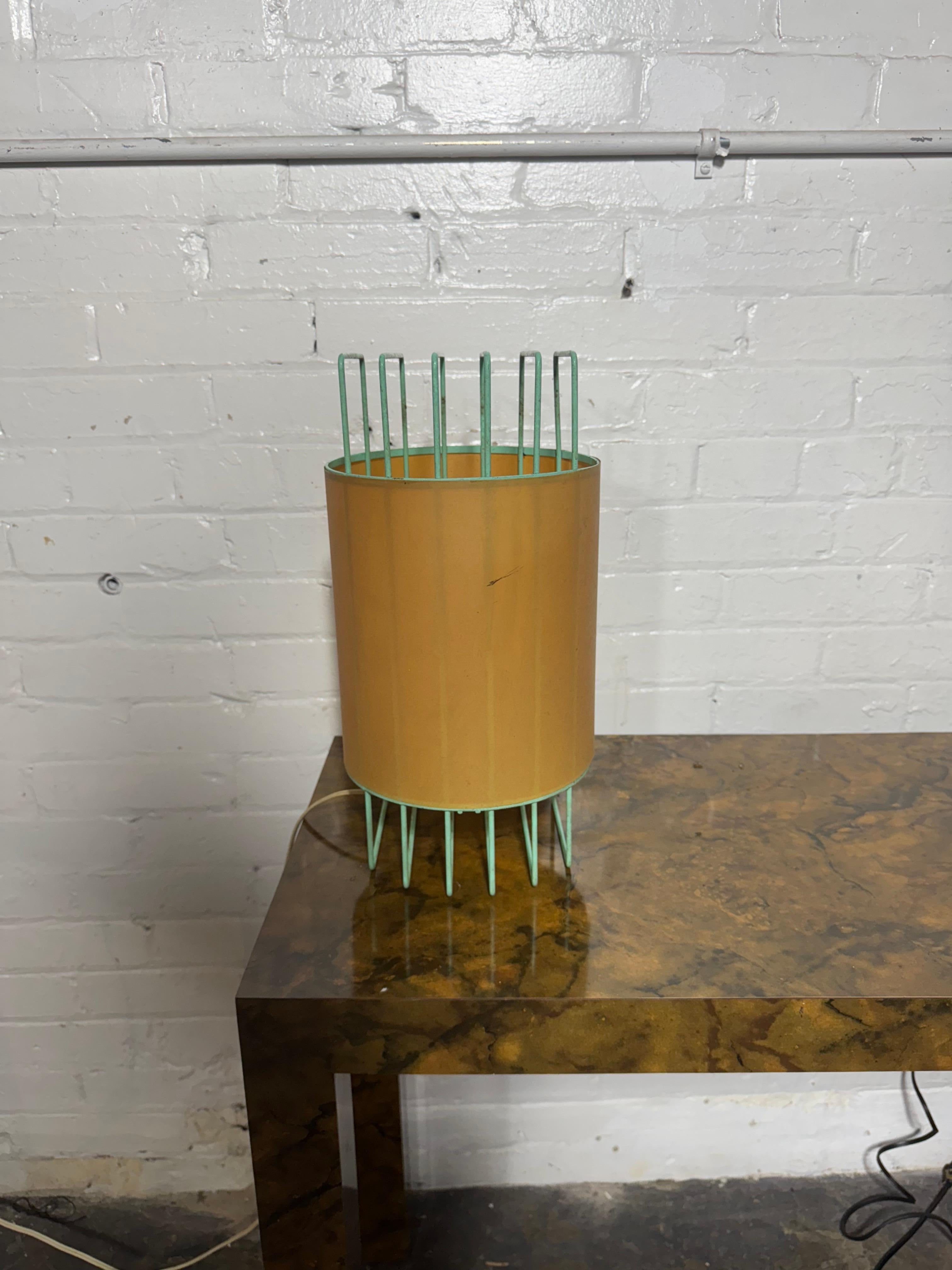 Dipinto Incredibile lampada da tavolo modernista disegnata da Verner Panton, in filo di ferro in vendita