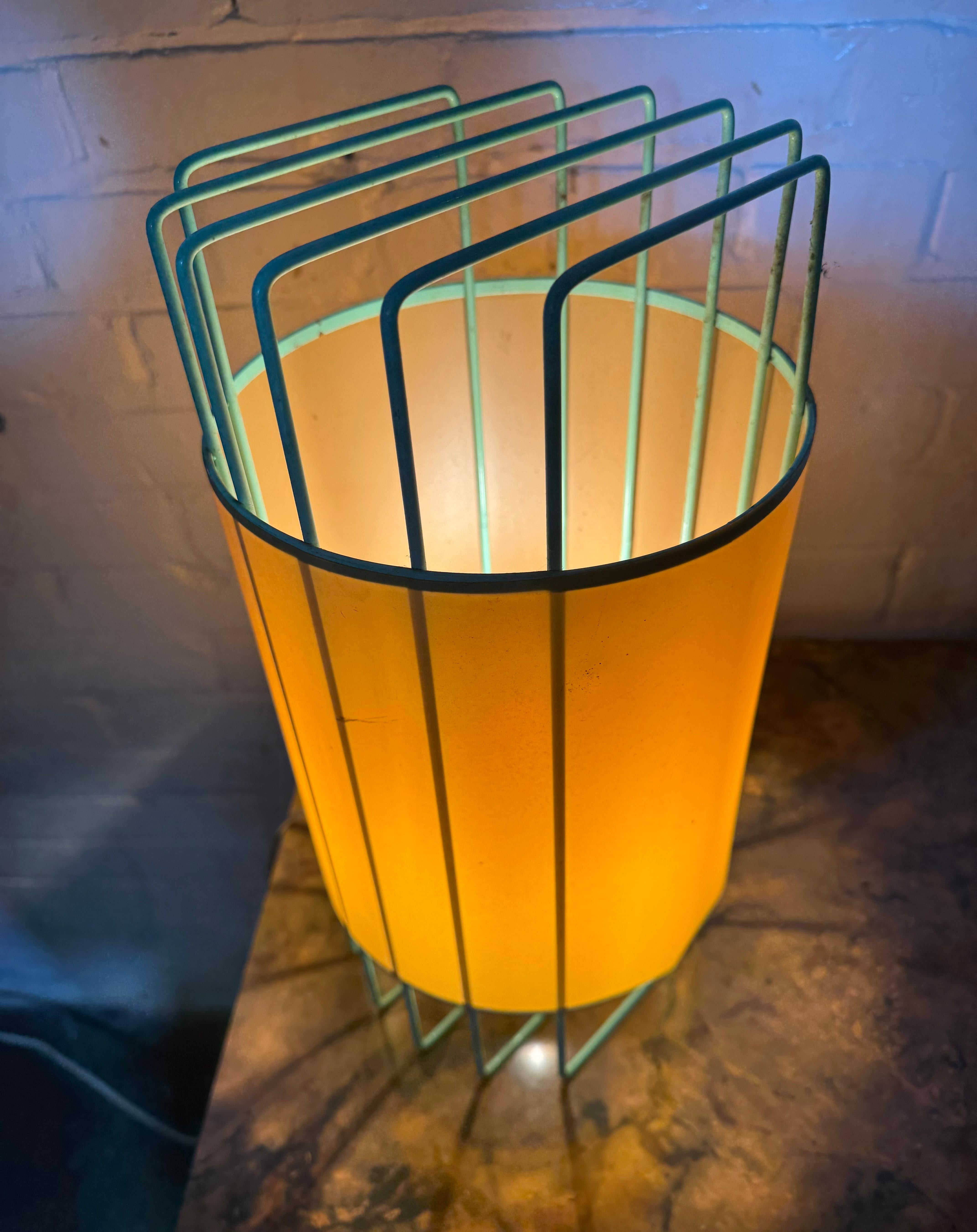 Incredibile lampada da tavolo modernista disegnata da Verner Panton, in filo di ferro In condizioni buone in vendita a Buffalo, NY
