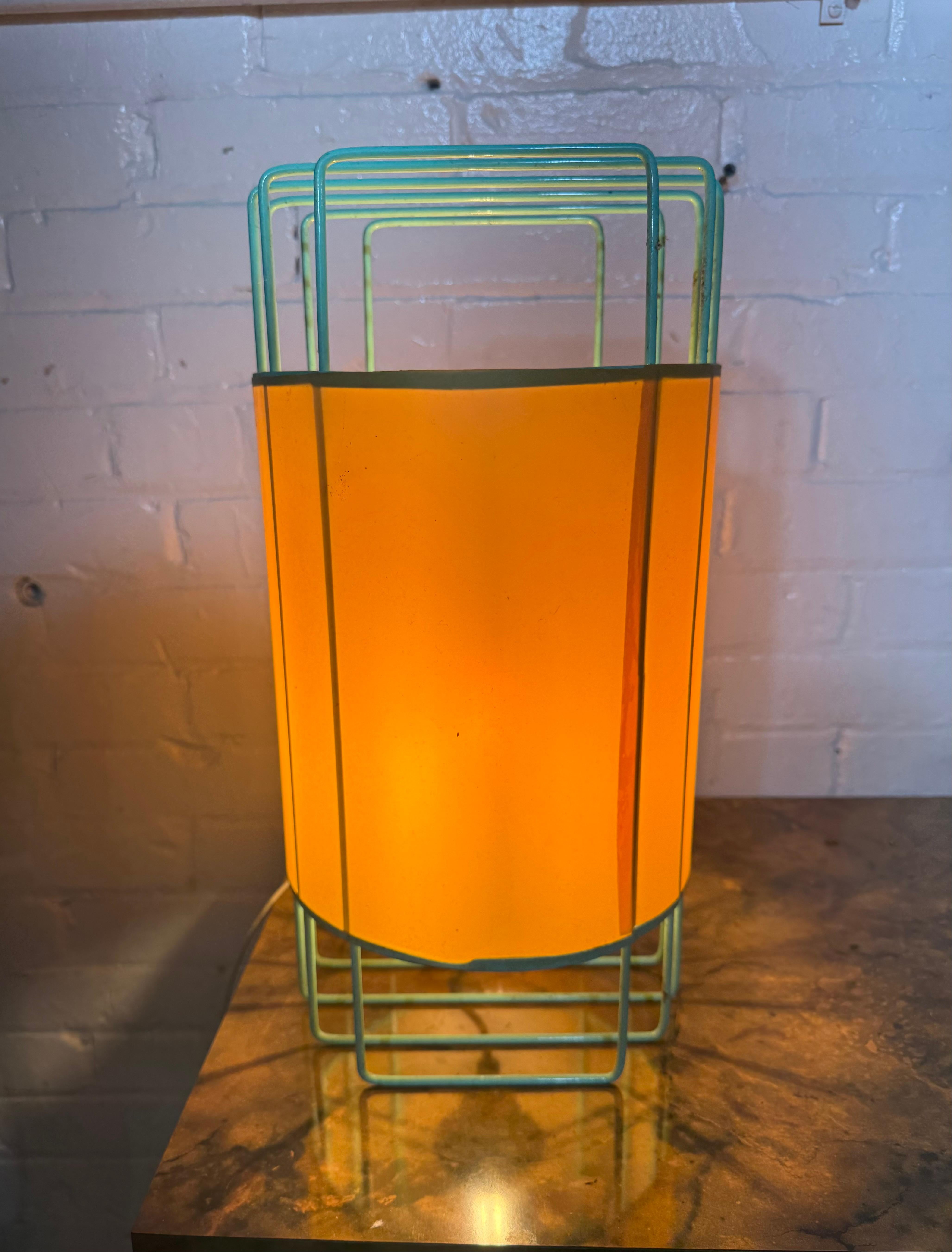 Ferro Incredibile lampada da tavolo modernista disegnata da Verner Panton, in filo di ferro in vendita
