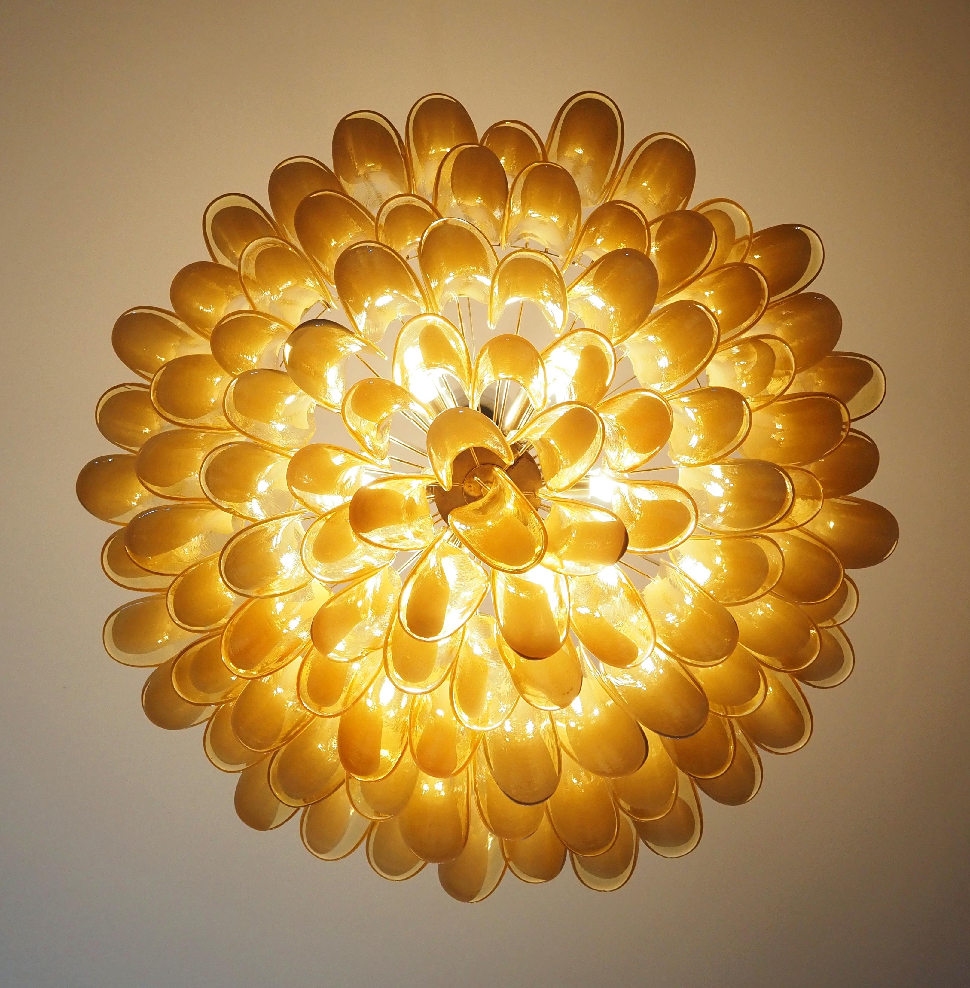 Étonnant lustre à pétales en ambre de Murano en vente 2
