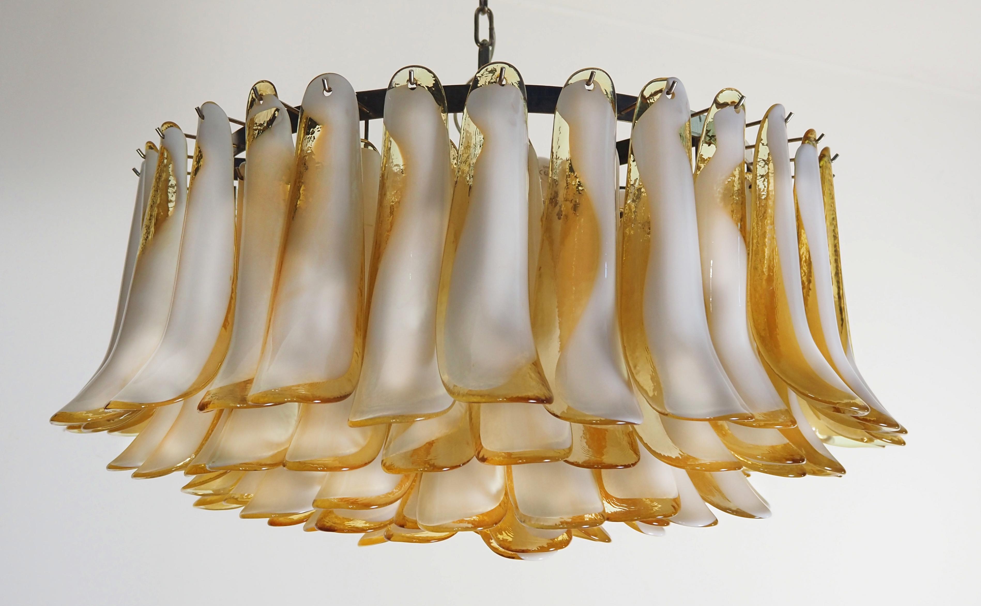 Lustre vintage italien en verre de Murano et monture en métal nickelé. L'armure en nickel poli supporte 101 pétales en verre (ambre et blanc 