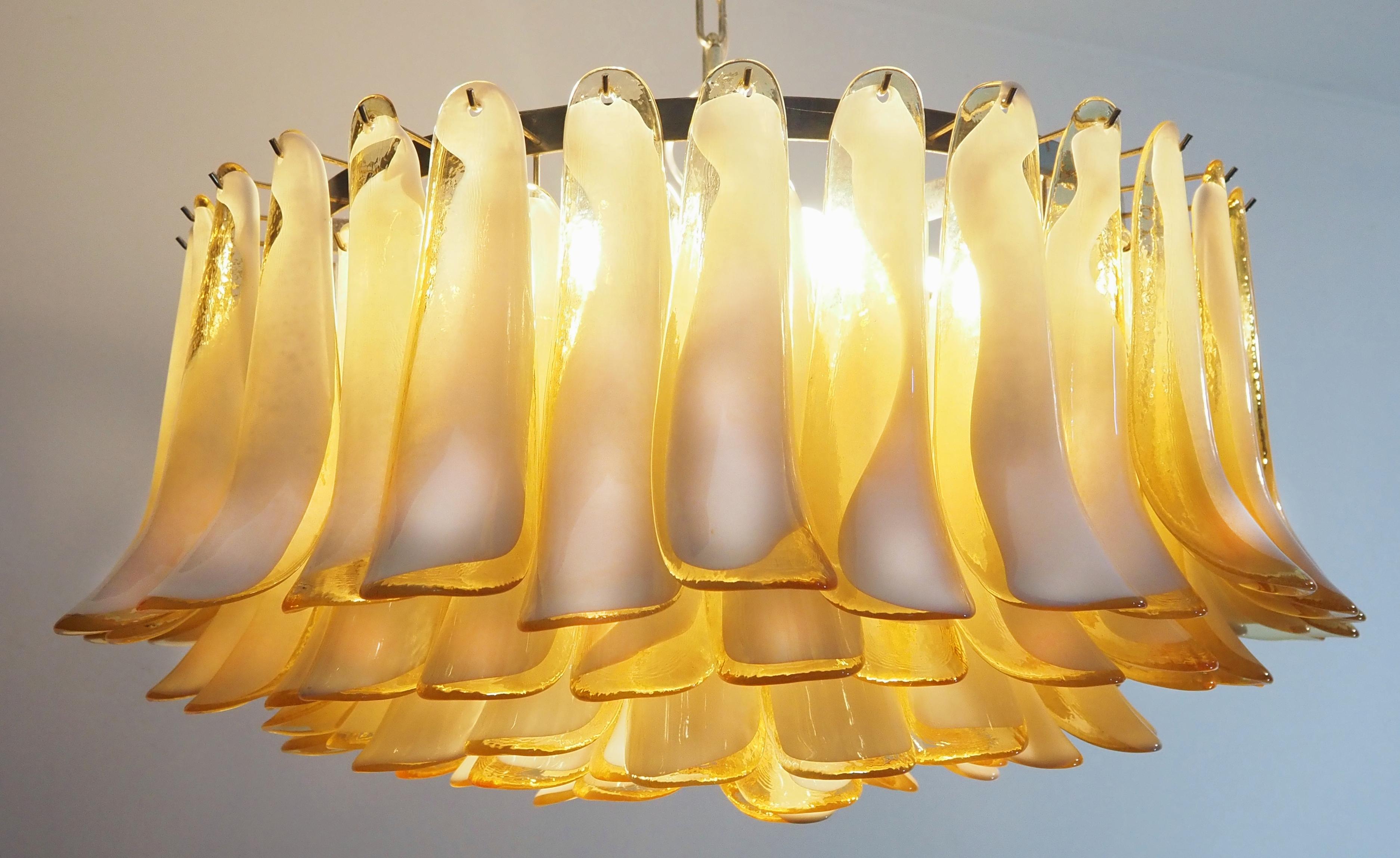 20ième siècle Étonnant lustre à pétales en ambre de Murano en vente