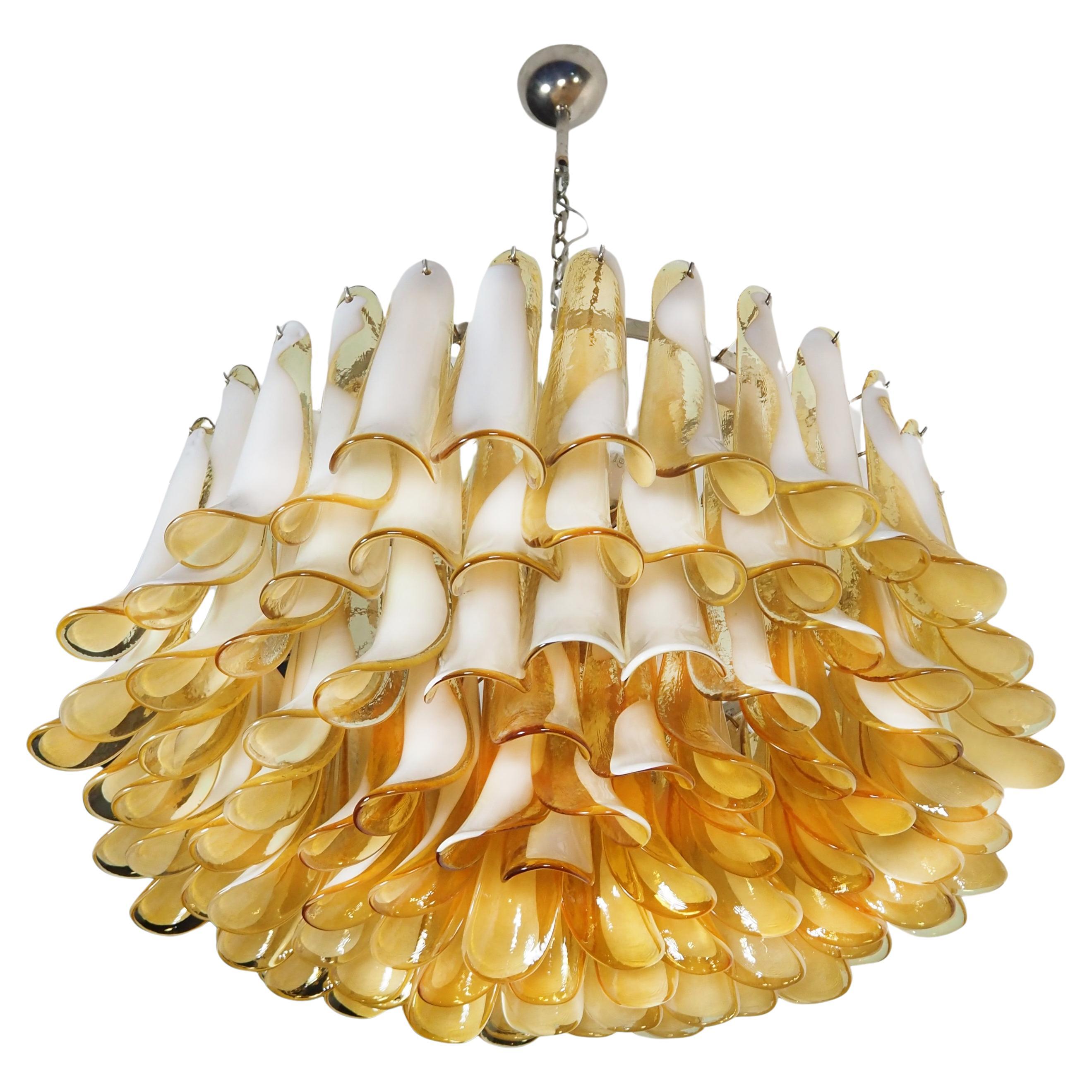 Étonnant lustre à pétales en ambre de Murano en vente