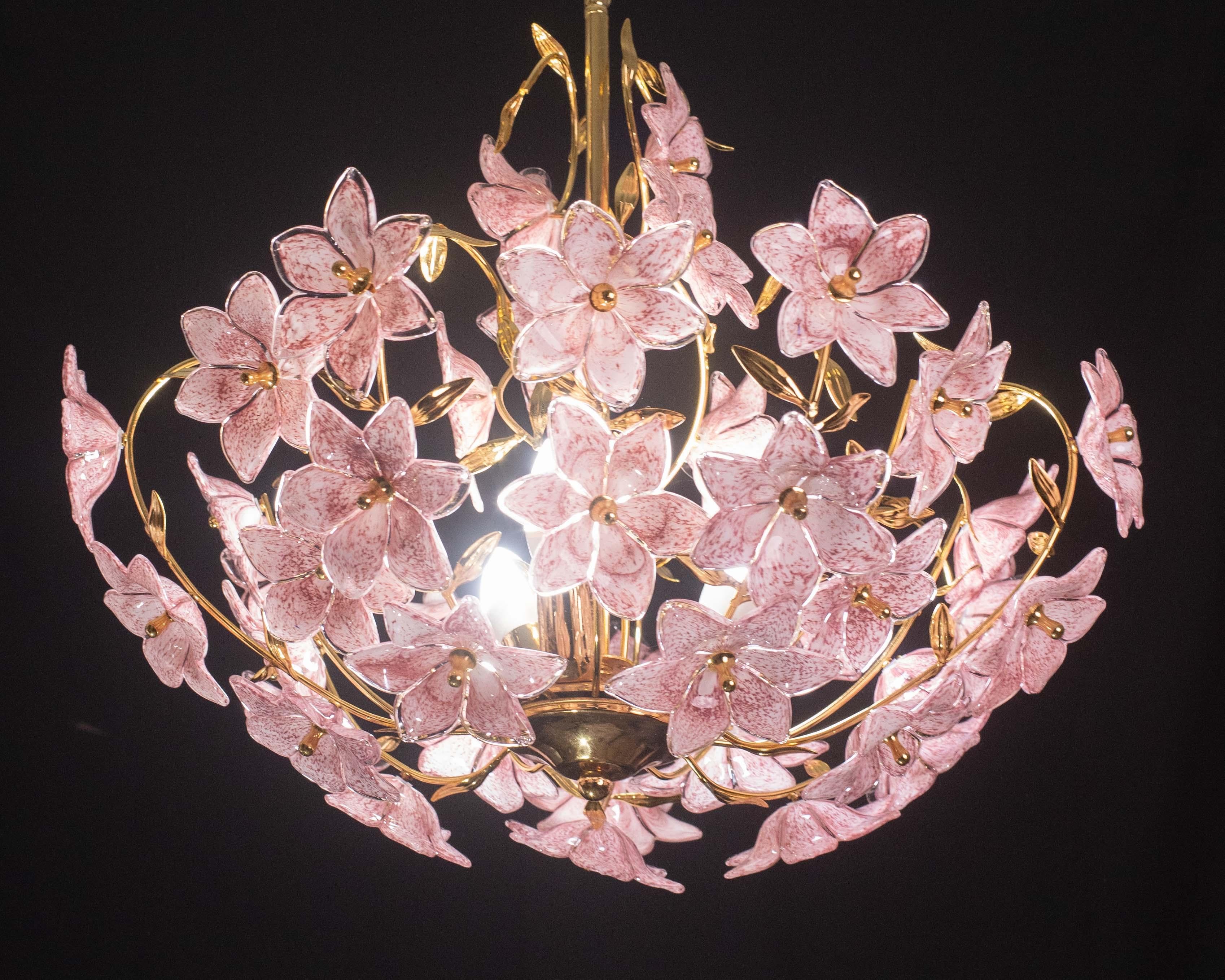 Amazing Murano Chandelier Full of Pink Flowers, 1980s In Good Condition For Sale In Roma, IT