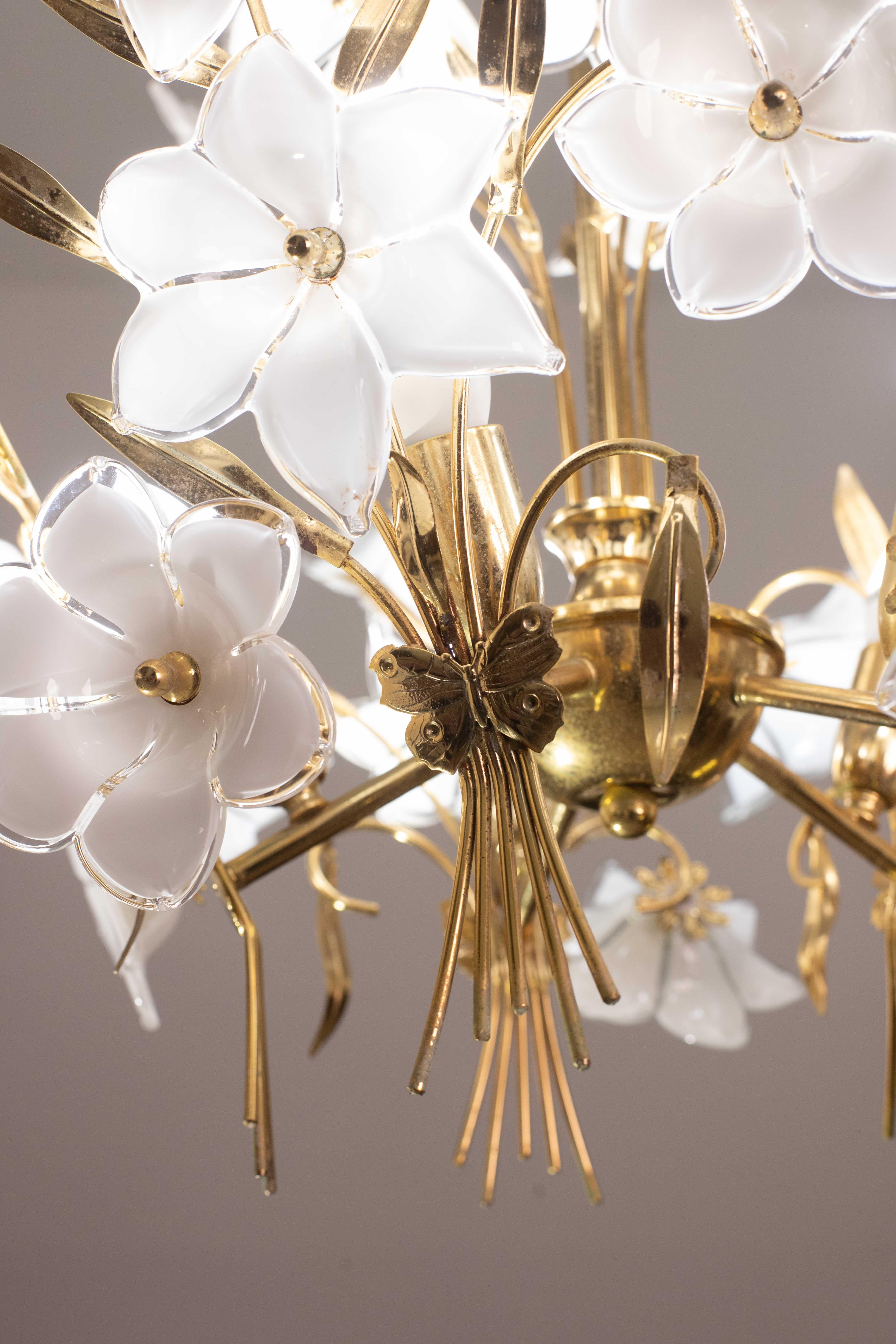 Amazing Murano Chandelier White Flowers, 1970 For Sale 5