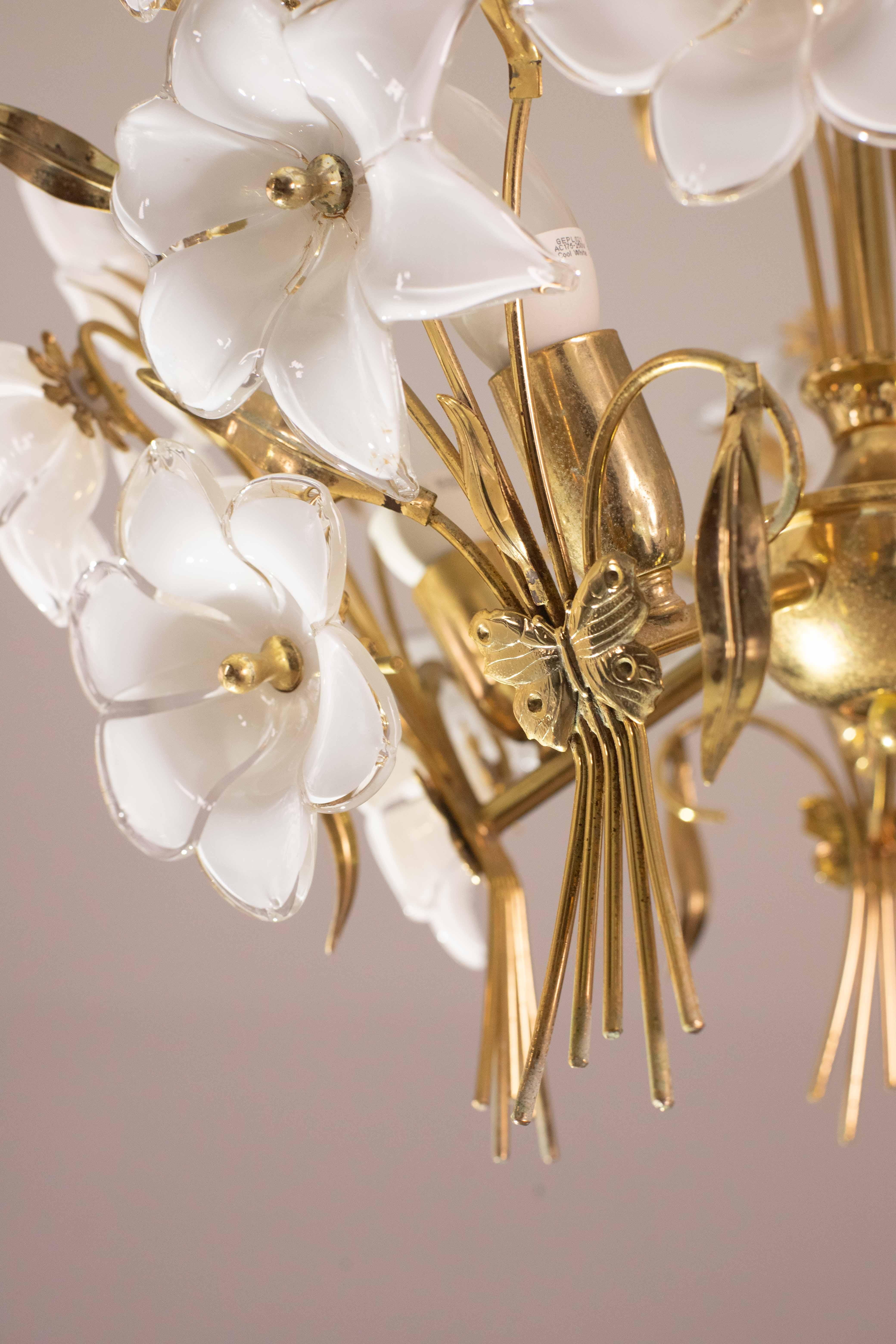 Amazing Murano Chandelier White Flowers, 1970 For Sale 6