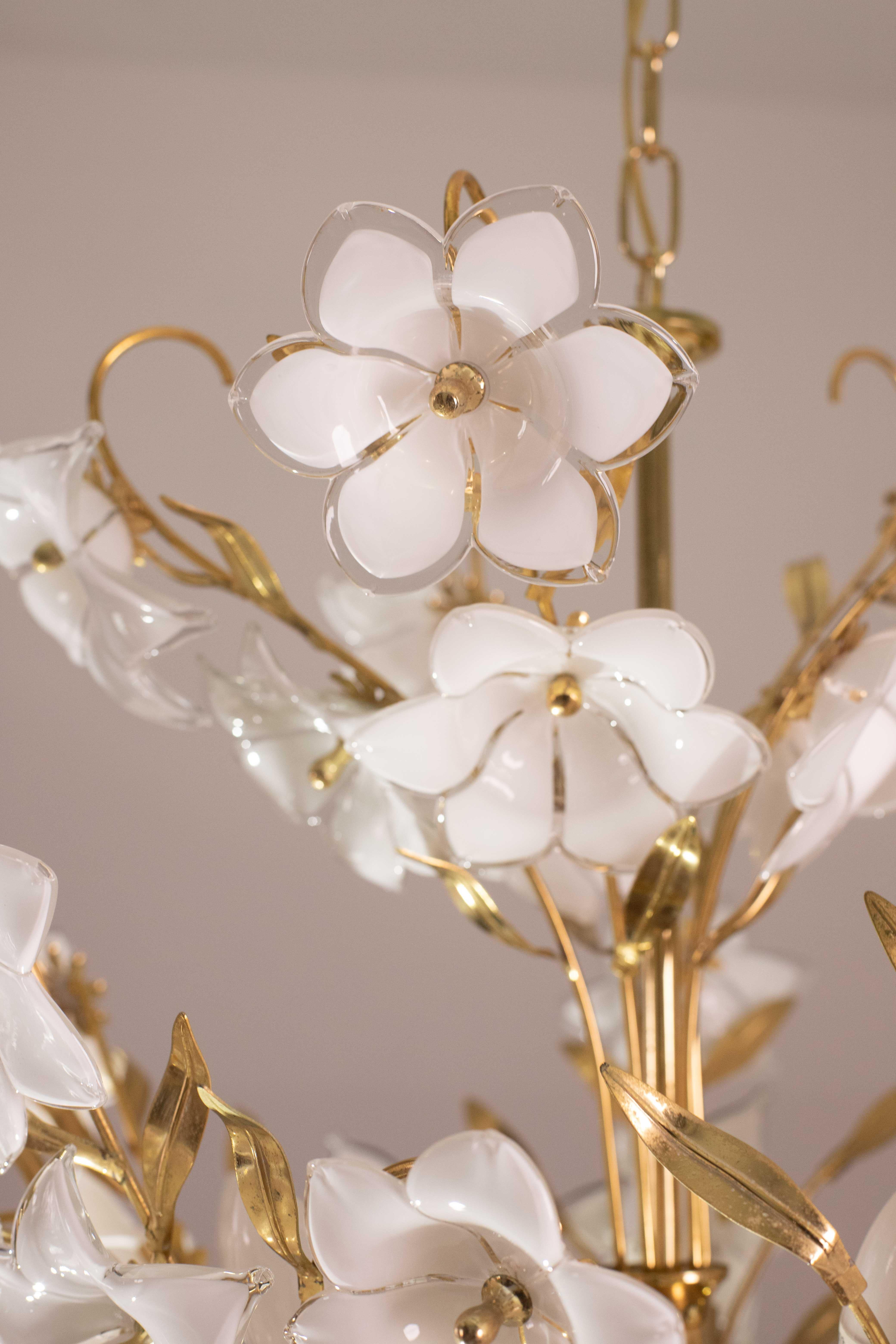 Amazing Murano Chandelier White Flowers, 1970 For Sale 7